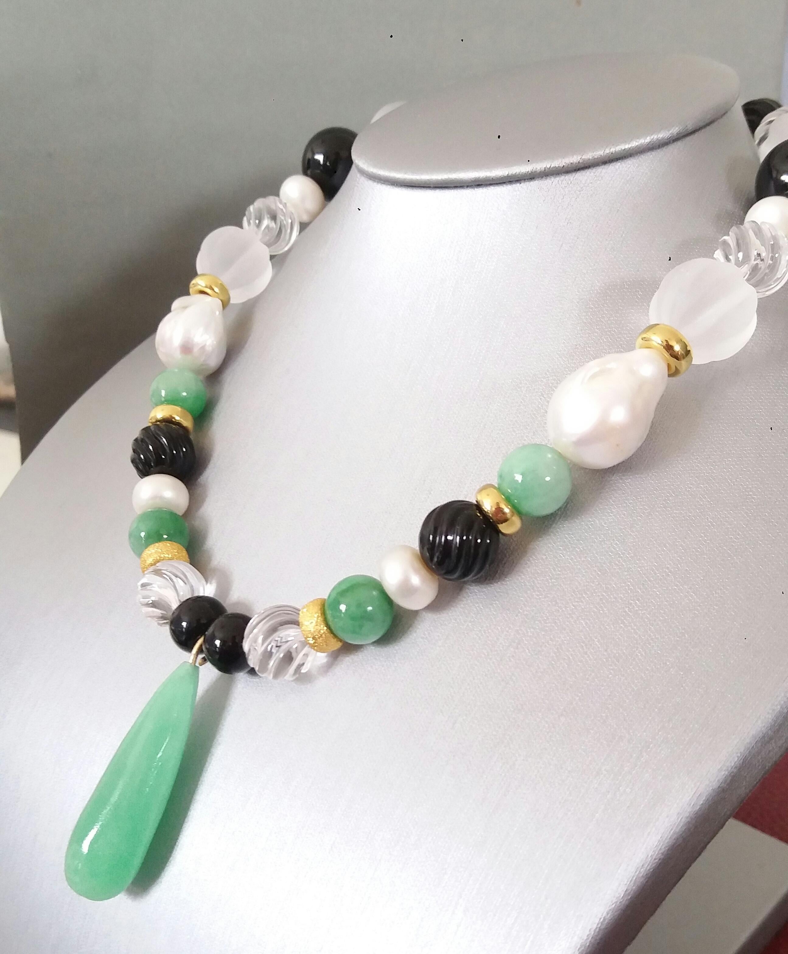 Colliers à pendentifs en or jaune avec pendentifs en jade, perles baroques, cristal de roche et onyx noir Pour femmes en vente