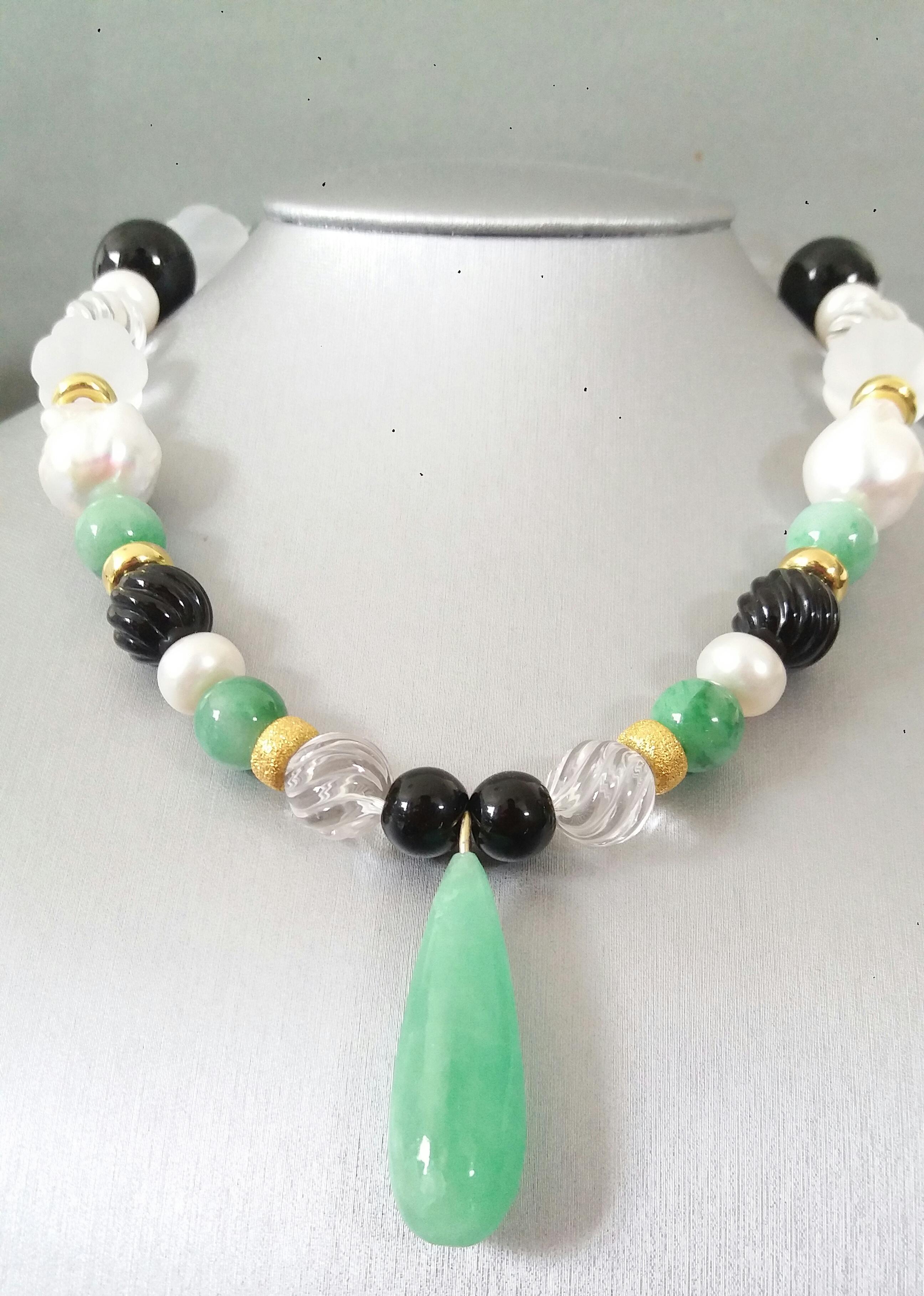 Colliers à pendentifs en or jaune avec pendentifs en jade, perles baroques, cristal de roche et onyx noir en vente 1