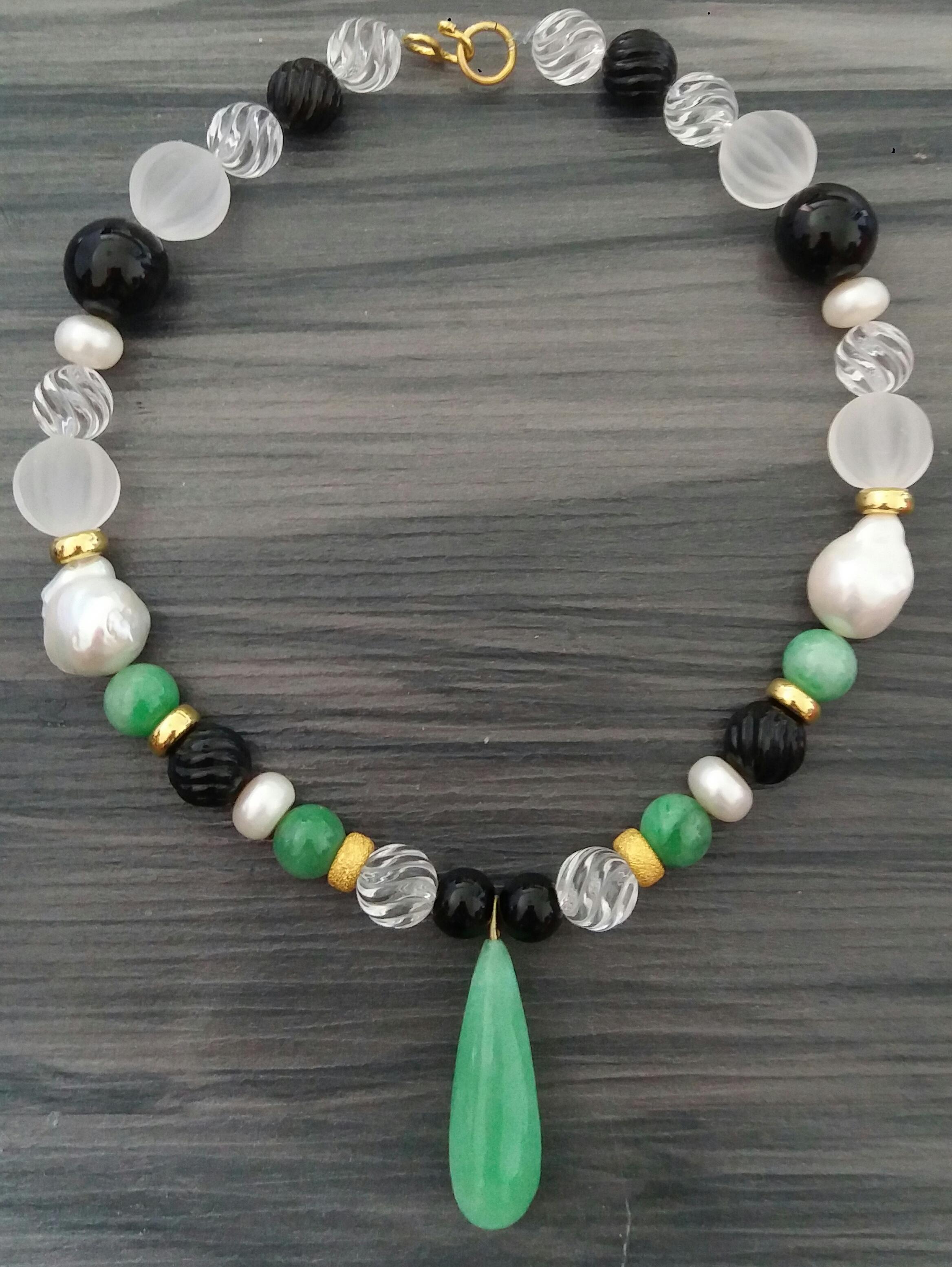 Colliers à pendentifs en or jaune avec pendentifs en jade, perles baroques, cristal de roche et onyx noir en vente 3