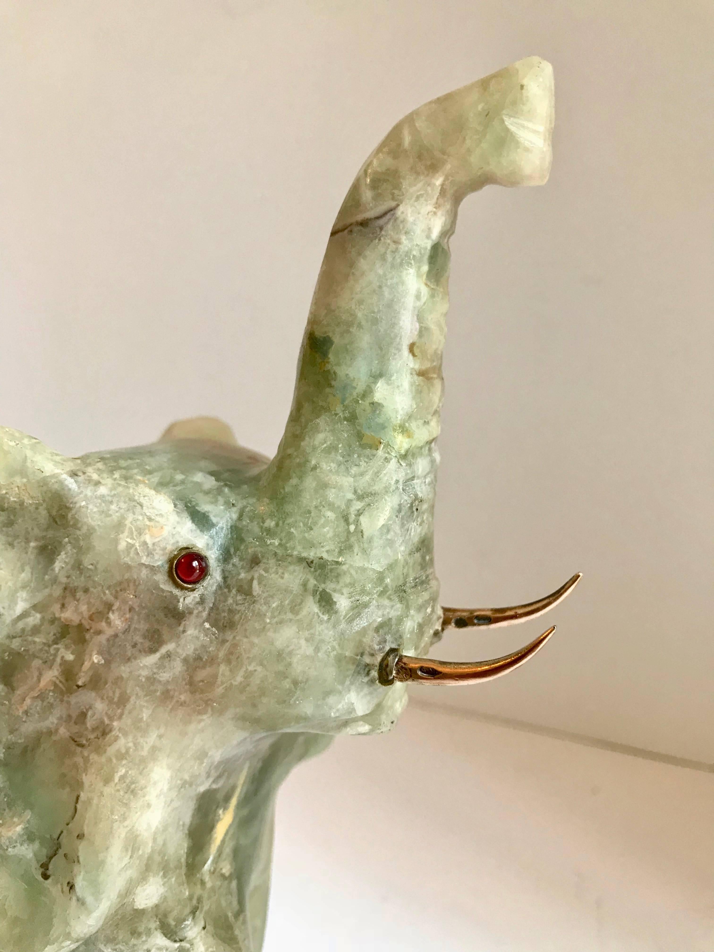 Elefant aus Jade mit Stoßzähnen aus 14-karätigem Gold (Moderne der Mitte des Jahrhunderts)