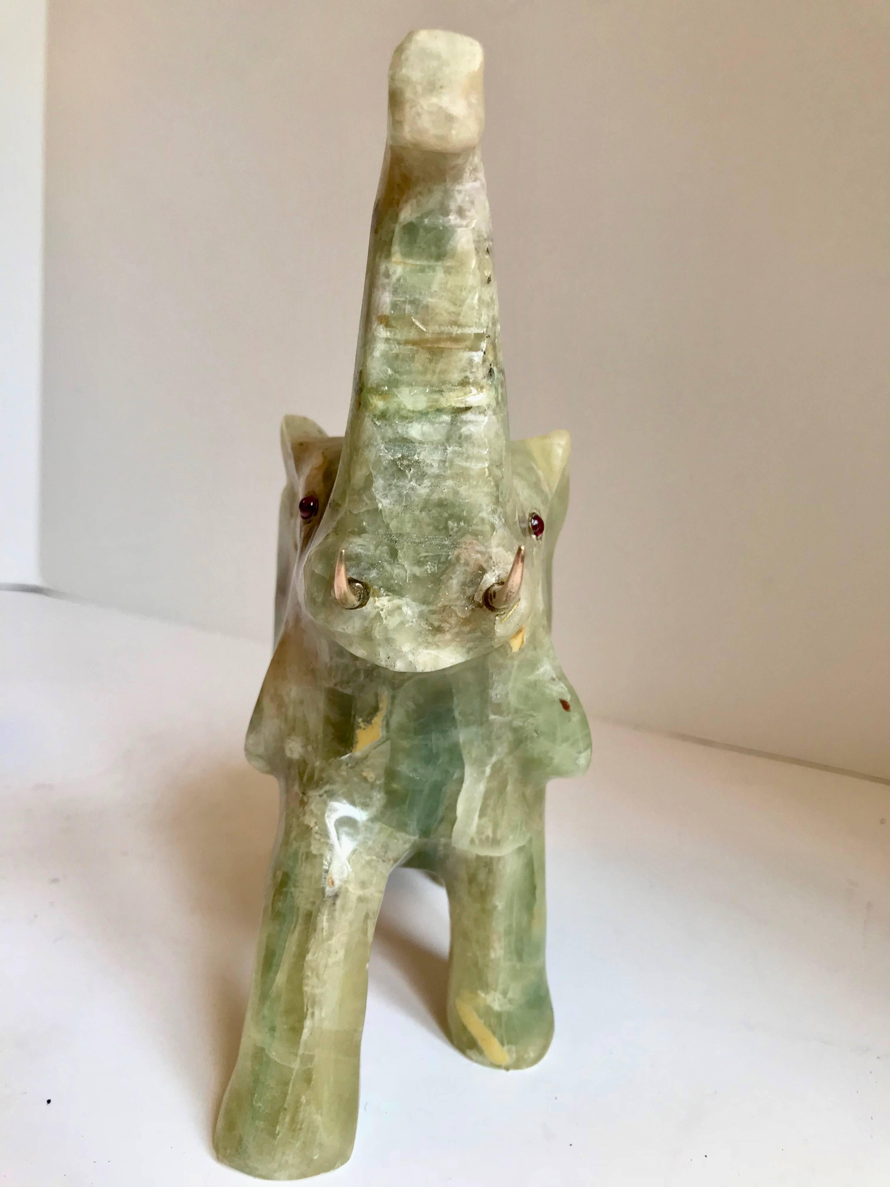 Elefant aus Jade mit Stoßzähnen aus 14-karätigem Gold (20. Jahrhundert)