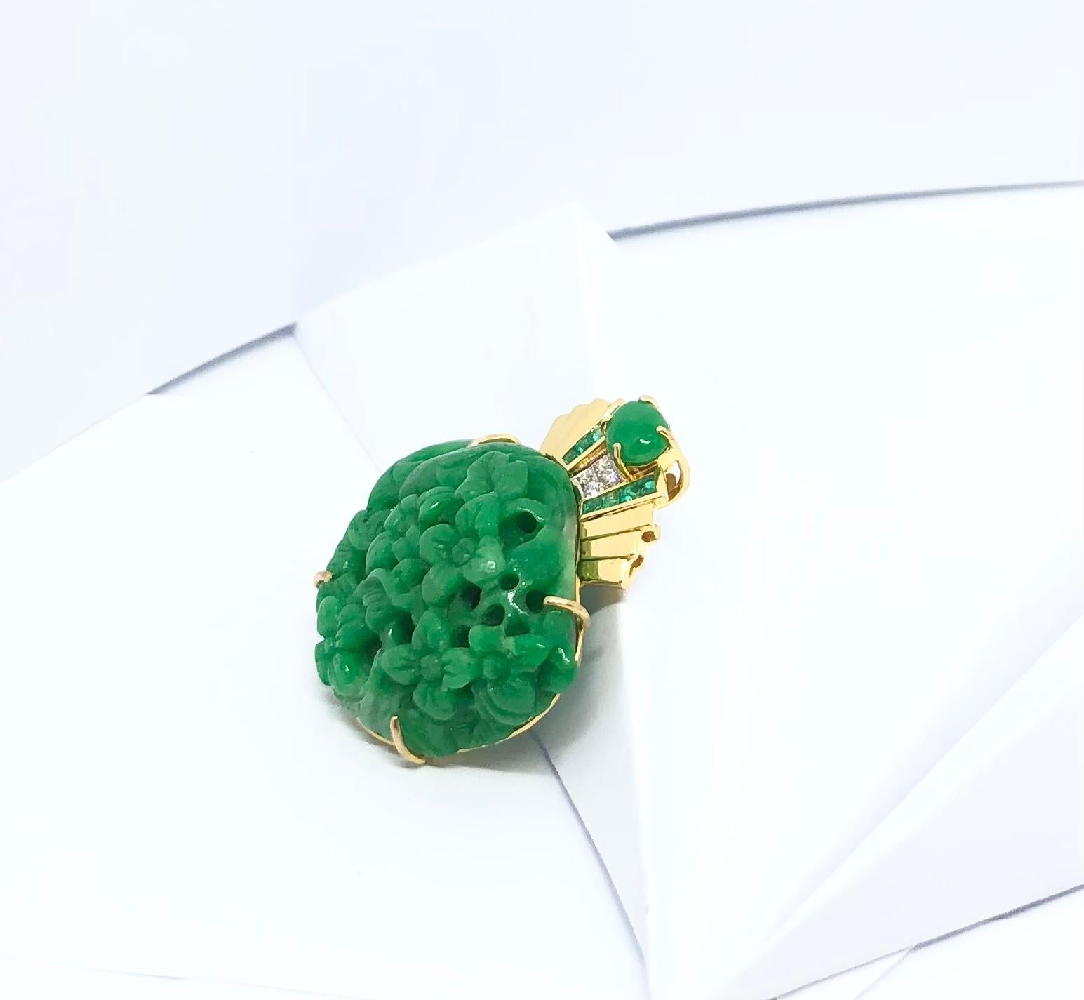 Jade, Emerald and Diamond Pendant Set in 18 Karat Gold Settings For Sale 4