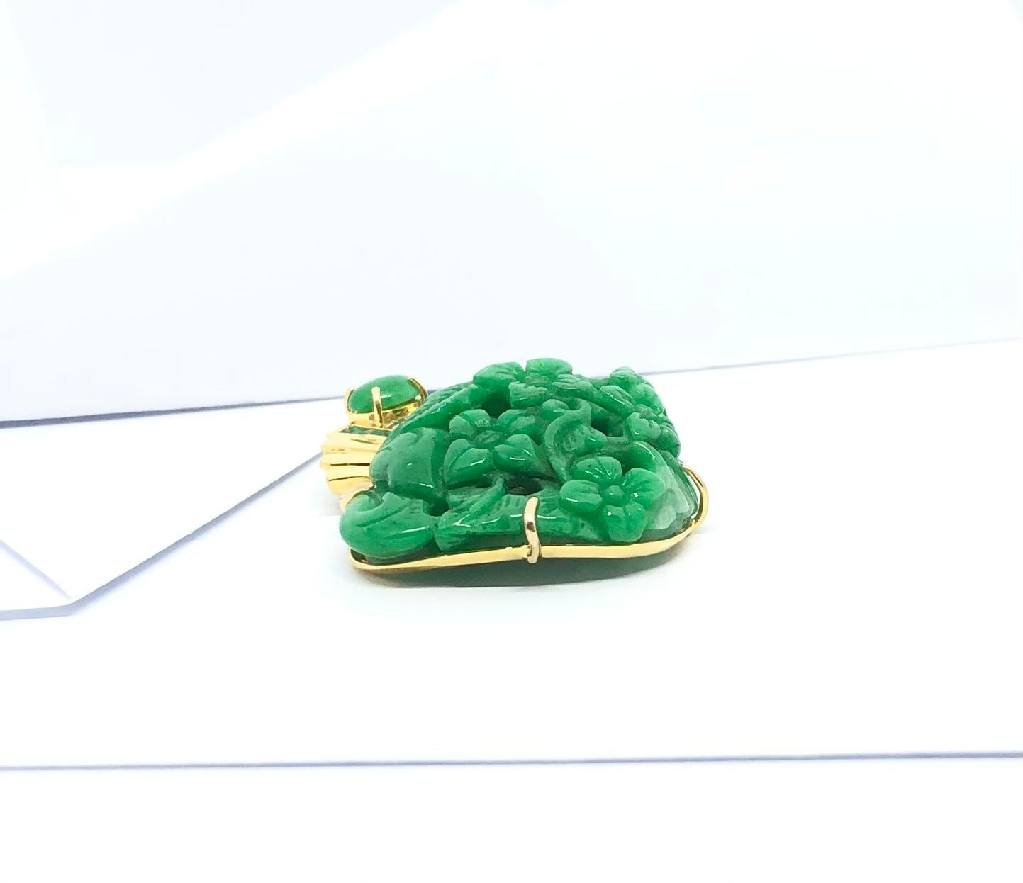 Jade, Emerald and Diamond Pendant Set in 18 Karat Gold Settings In New Condition For Sale In Bangkok, TH