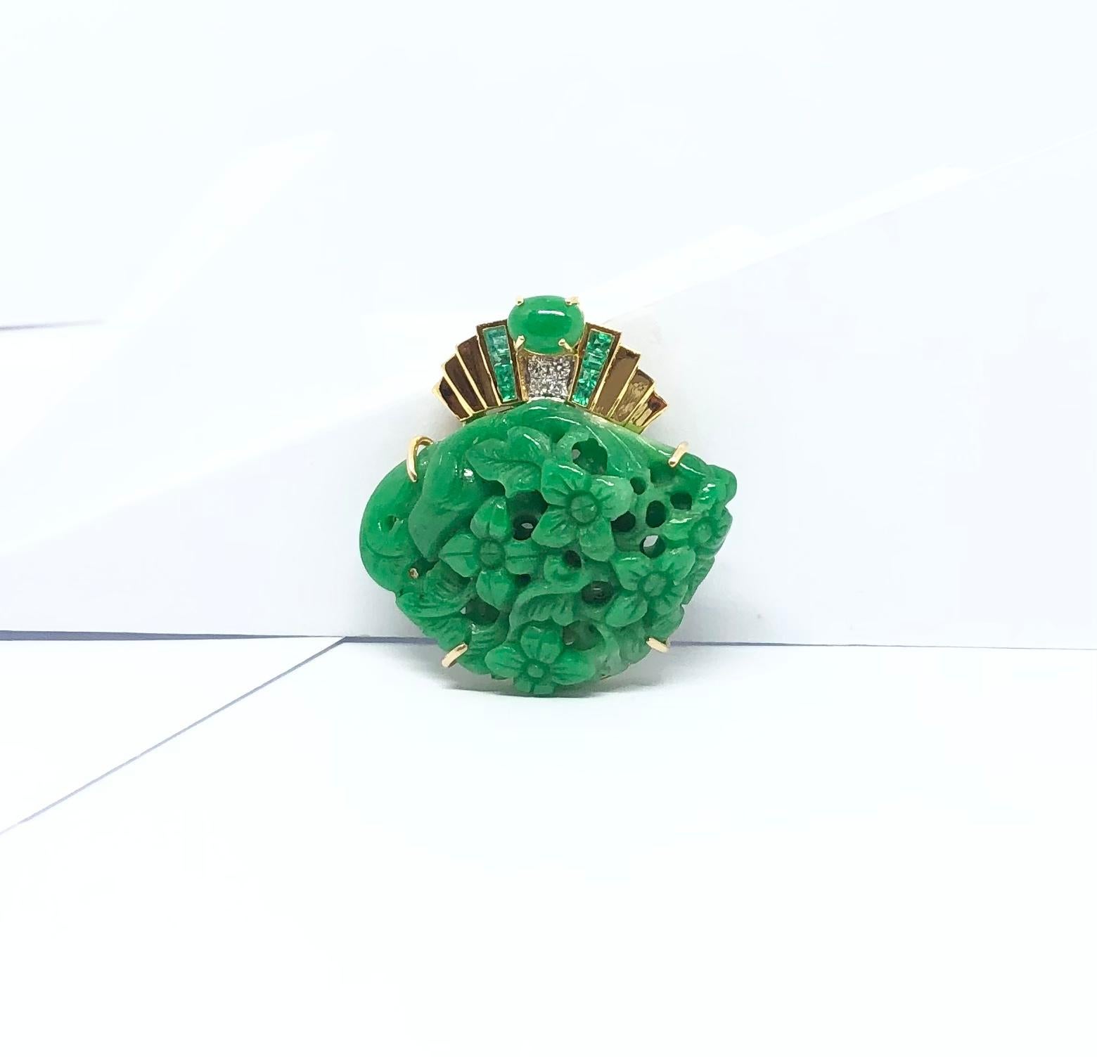 Pendentif en jade, émeraude et diamant serti dans des montures en or 18 carats Unisexe en vente