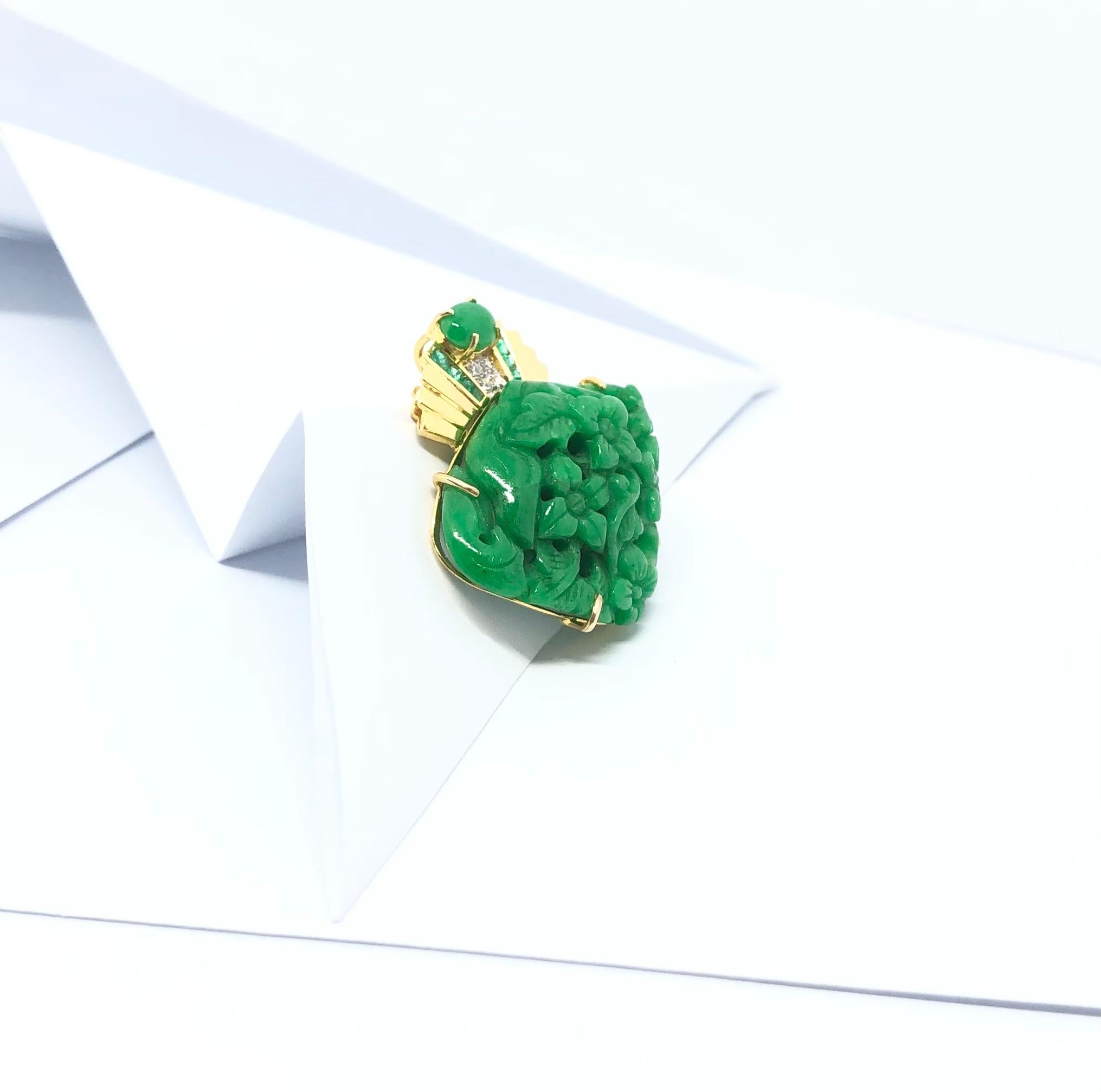 Jade, Emerald and Diamond Pendant Set in 18 Karat Gold Settings For Sale 1