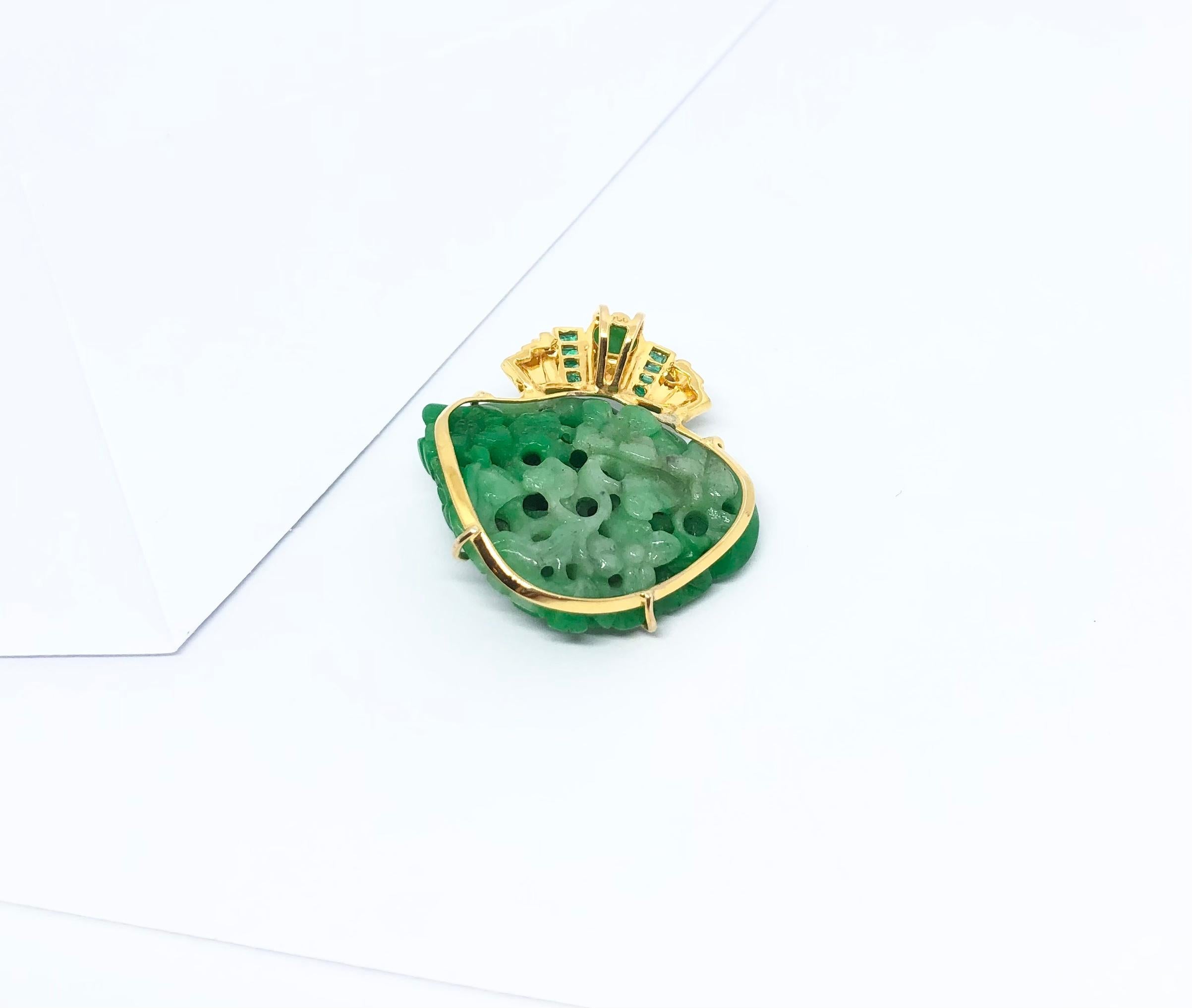 Jade, Emerald and Diamond Pendant Set in 18 Karat Gold Settings For Sale 2