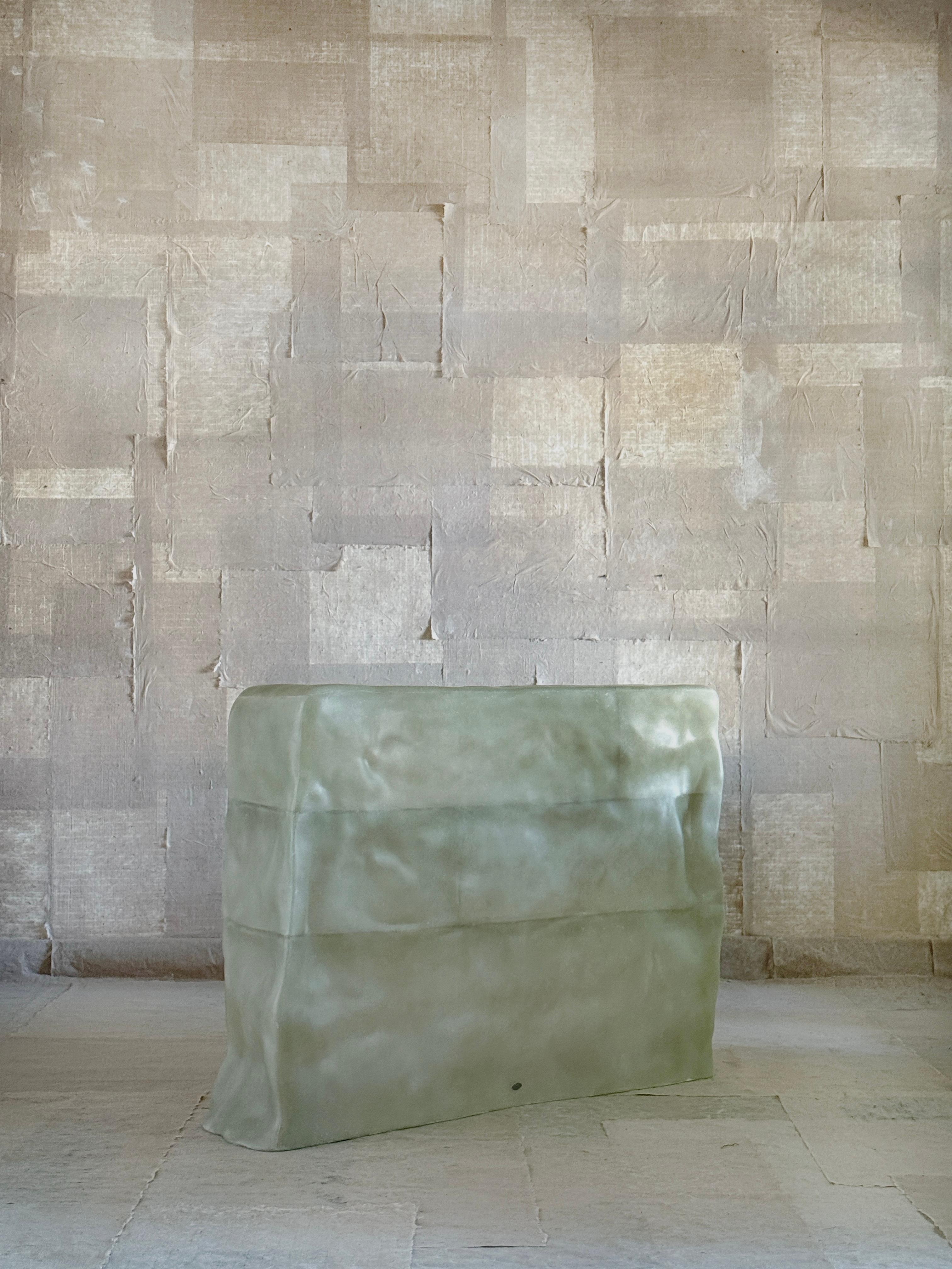 XXI secolo e contemporaneo Armadio in fibra di vetro Jade Formless di kar in vendita