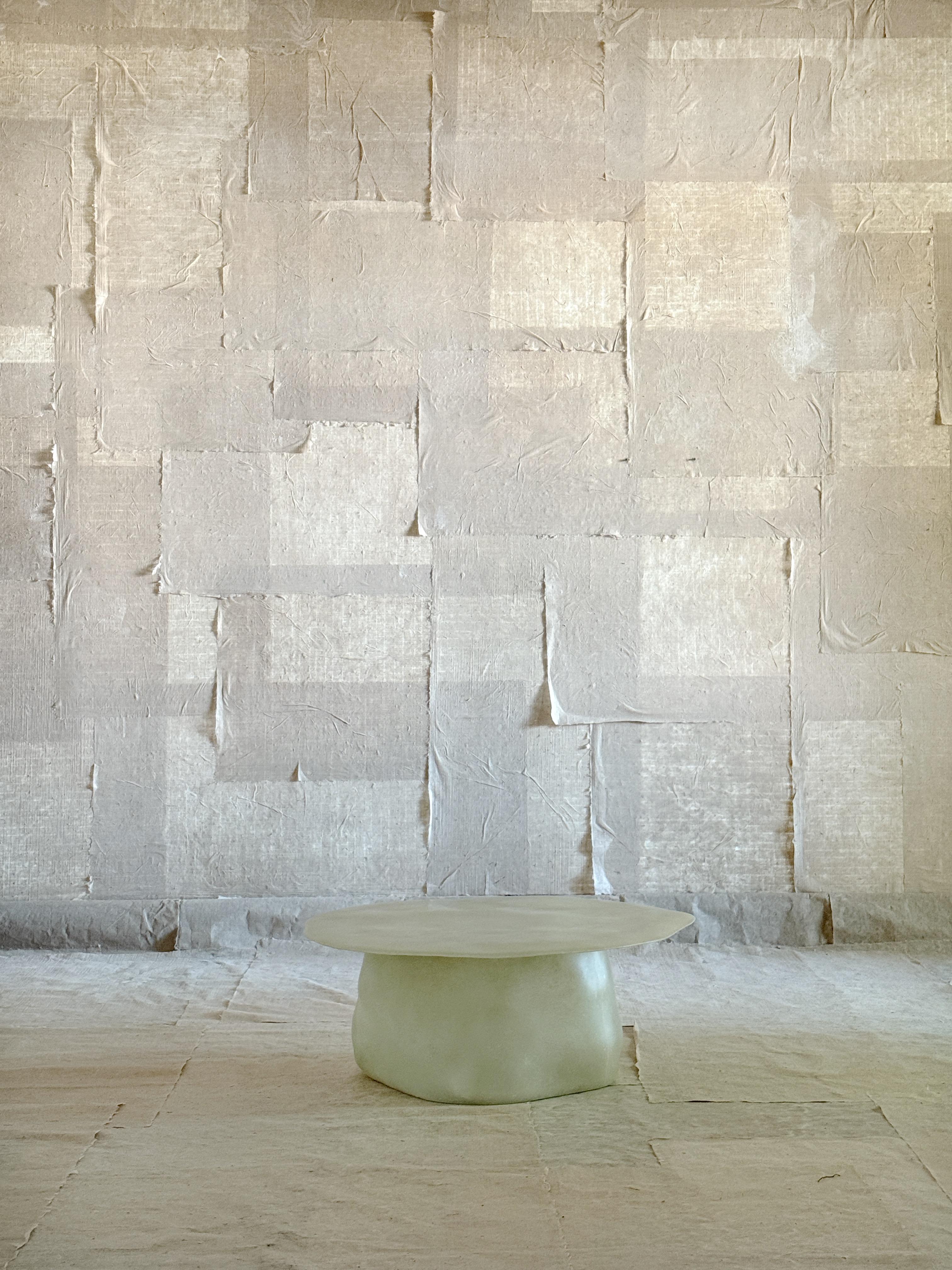 Moderne Table basse en fibre de verre Jade Formless by kar en vente