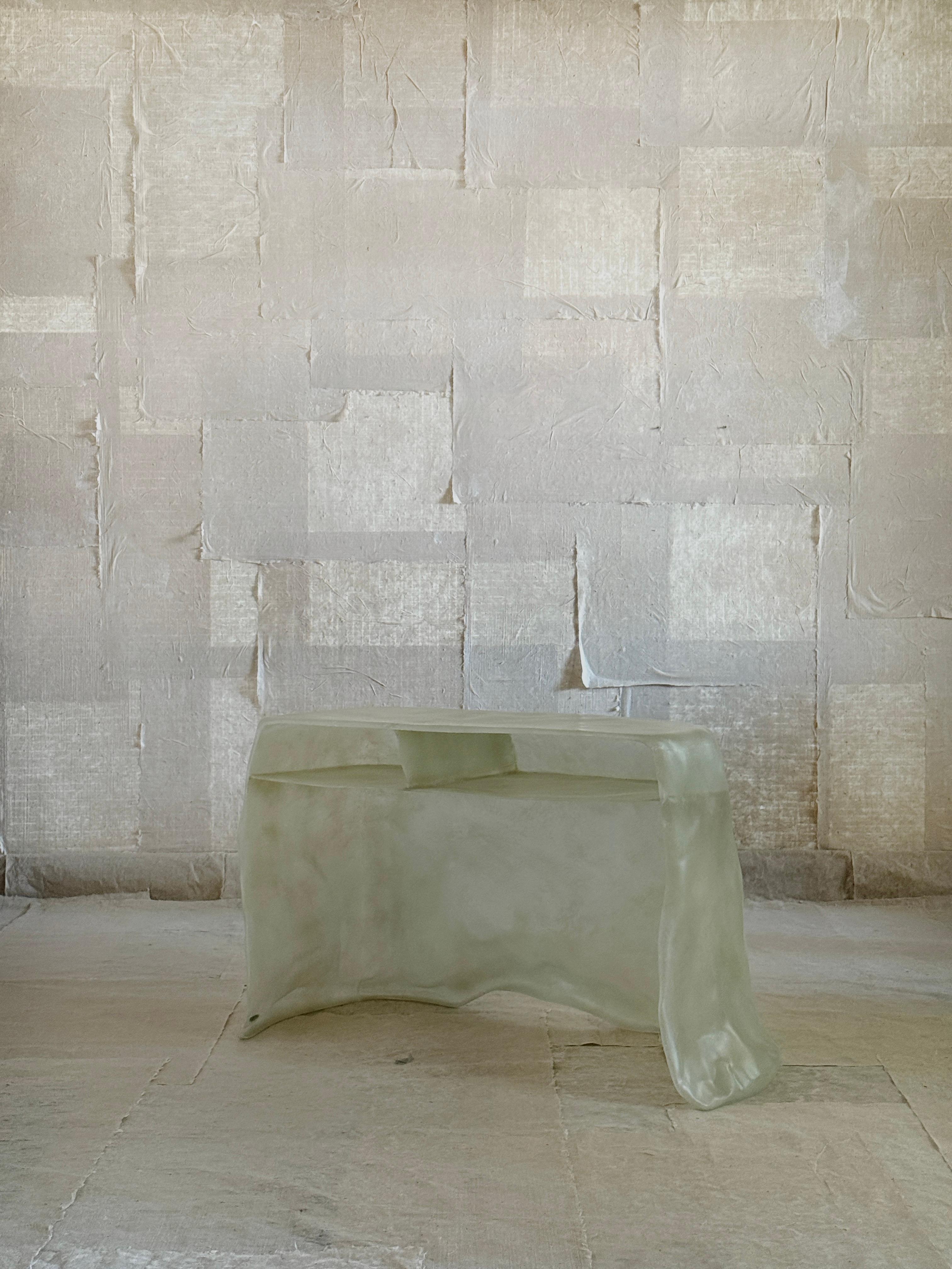 Scrivania in fibra di vetro Jade Formless di kar
Pezzo unico
Dimensioni: L 120 x P 60 x H 75 cm.
Materiali: Fibra di vetro.

Disponibile nei colori marrone muschio o giada. Contattateci.

Poiché ogni articolo è rifinito a mano, le leggere variazioni