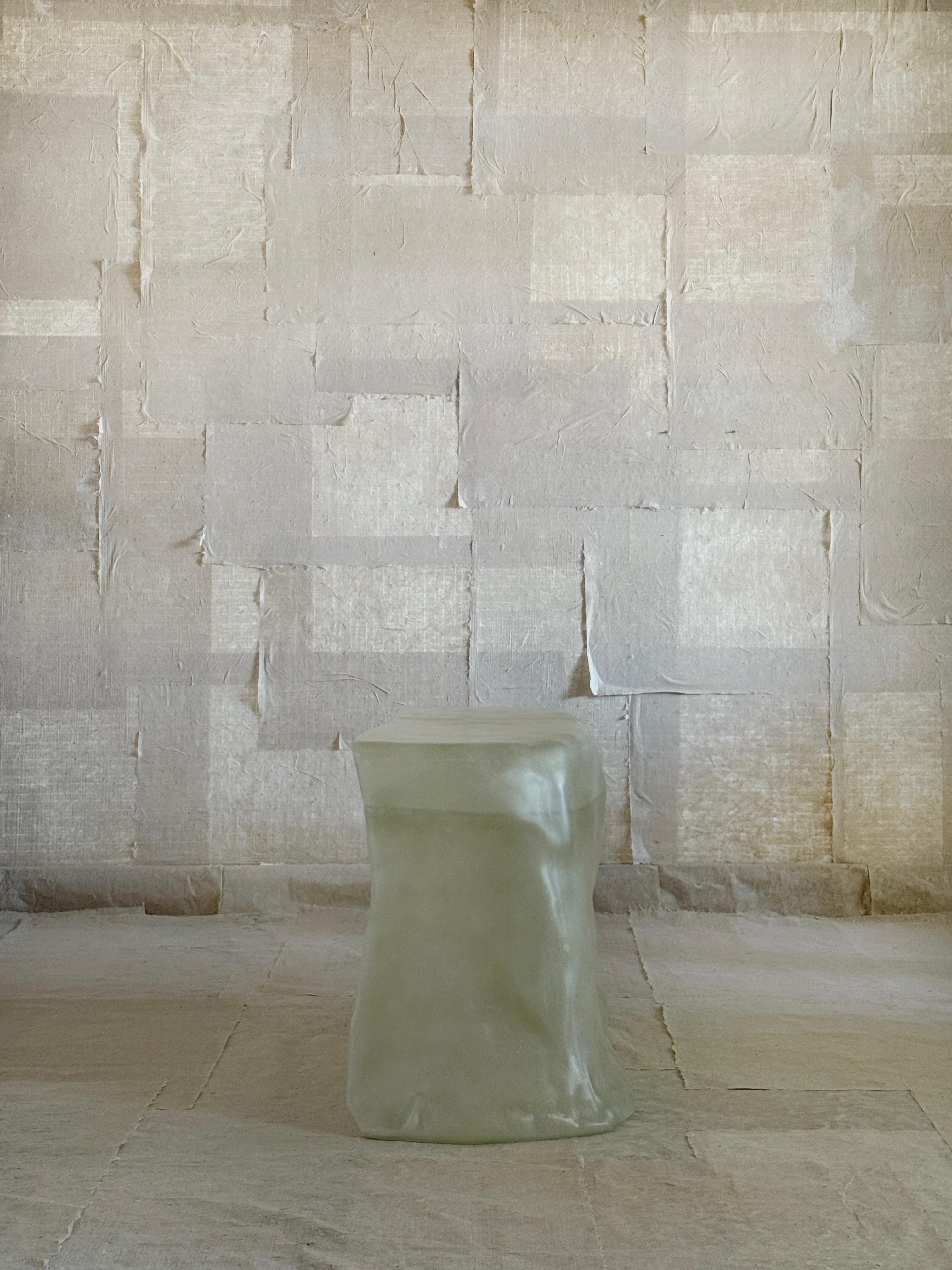 Moderno Scrivania in fibra di vetro Jade Formless di kar in vendita