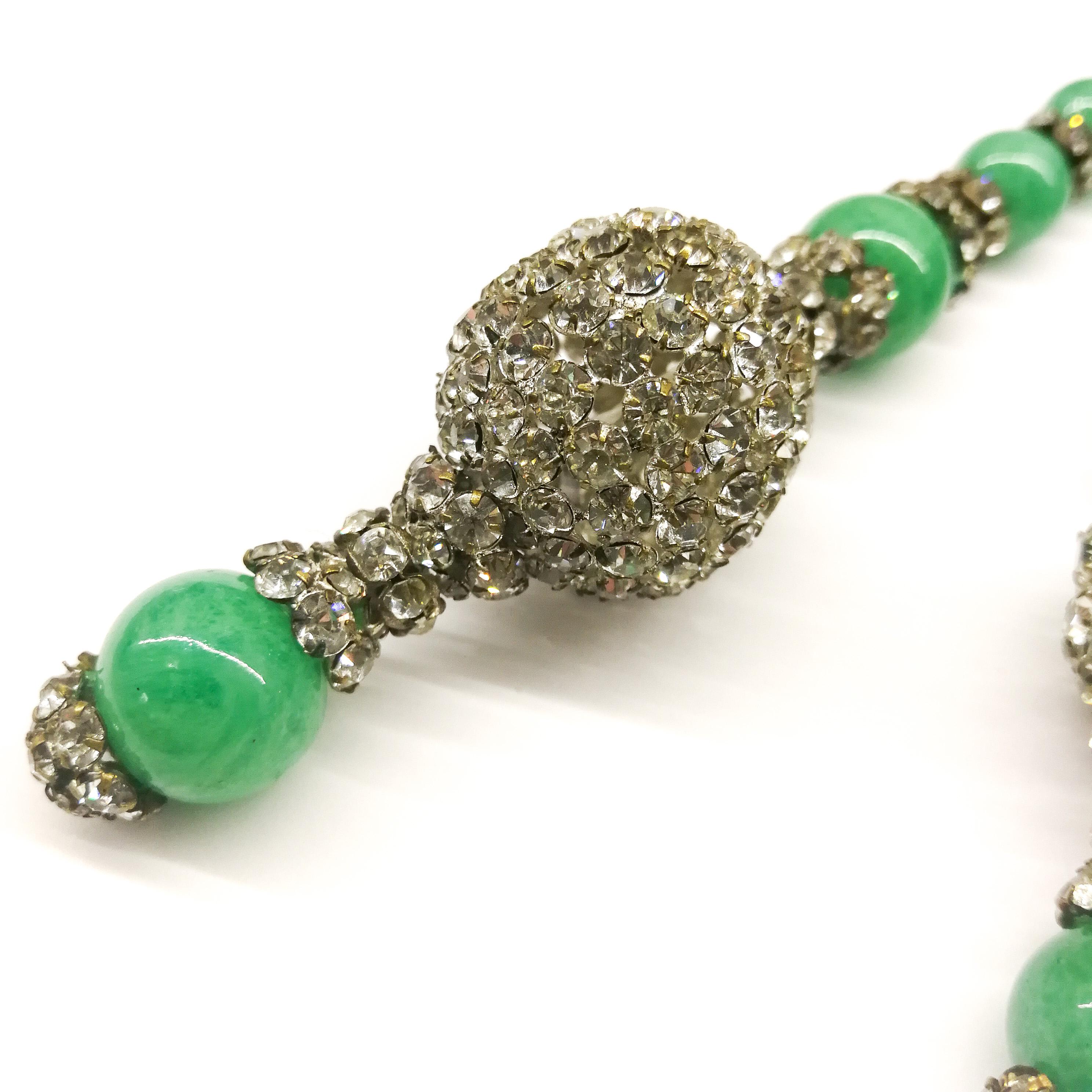 Halskette/Sautoir aus Jade-Glasperlen und Klarpaste im Lariatt-Stil, französisch, 1920er Jahre Damen im Angebot