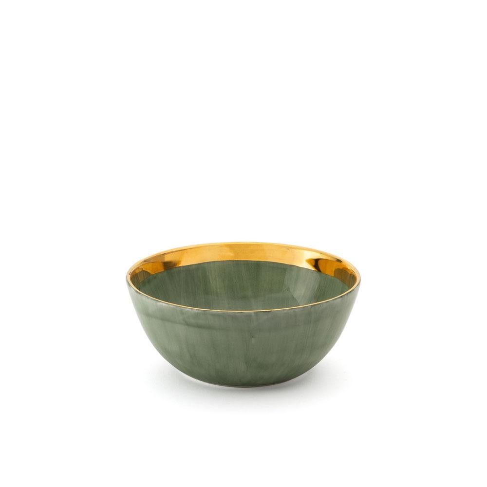 La collection Gold Impressions donne une nouvelle dimension à l'exploration de la géométrie et du minimalisme de Coralla, en insufflant à ses designs emblématiques des accents dorés rayonnants. Ces éléments dorés transforment des symboles familiers,