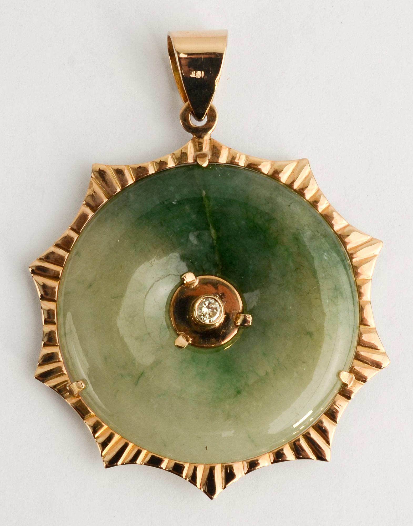 Jade Gold Pendant with Diamond  In Excellent Condition In Darnestown, MD