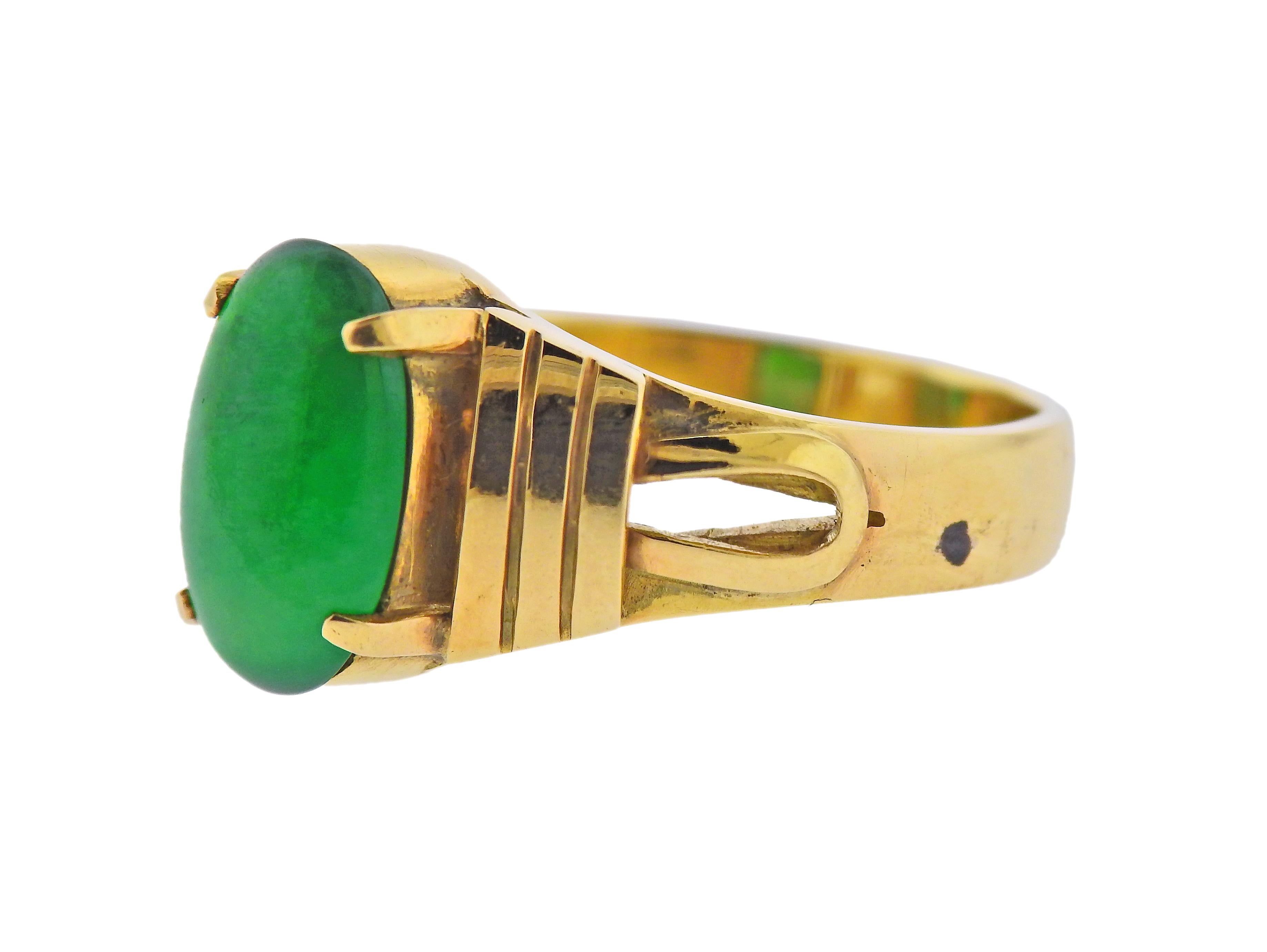 18k yellow gold ring with oval jade. Measuring approx. 12.3 x 7.7 x 3.1mm. Ring size - 9. Marked: 2 KM 90%. Weight - 7.3 grams.