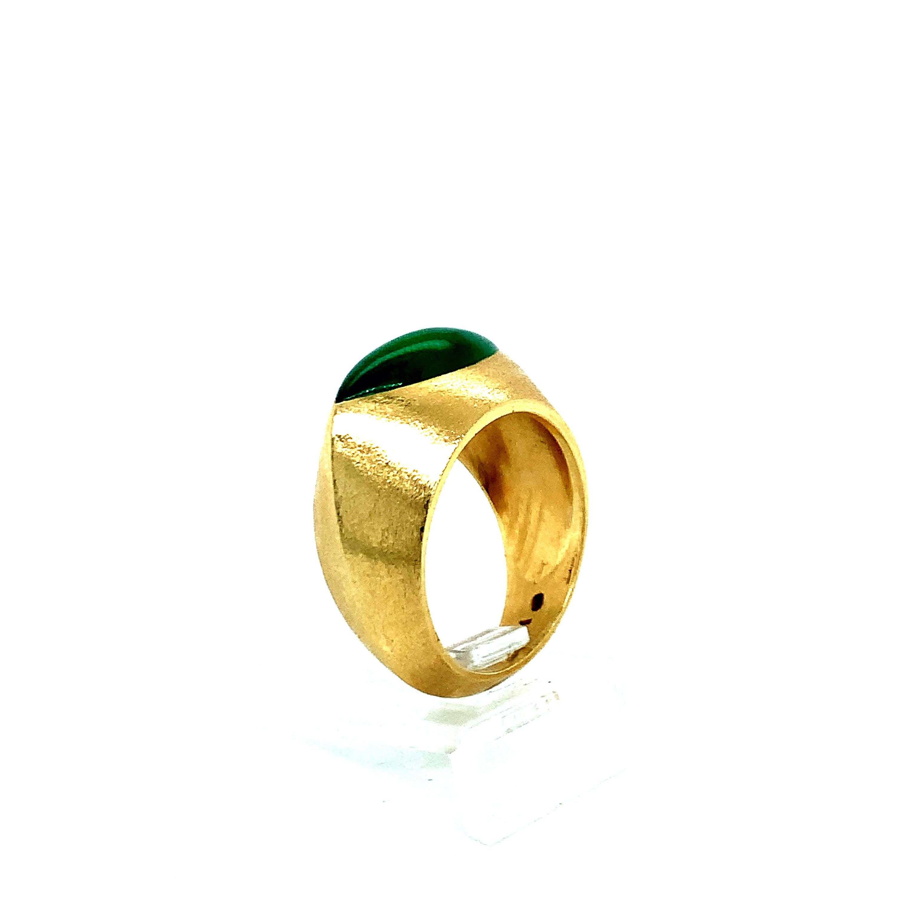 Jade Gold Ring In Excellent Condition For Sale In New York, NY