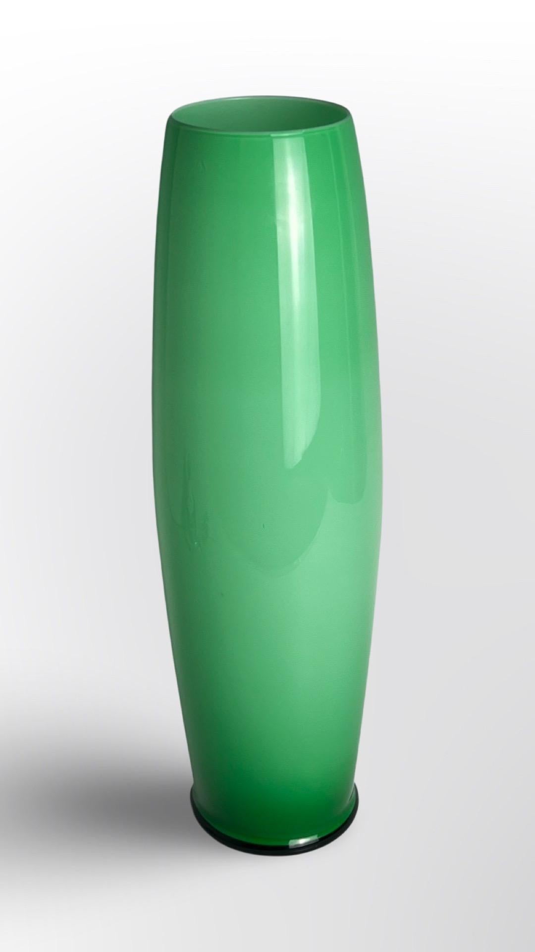 Un grand vase cylindrique en verre de Murano de couleur vert jade.
Fabriqué en Italie
Circa : 1960