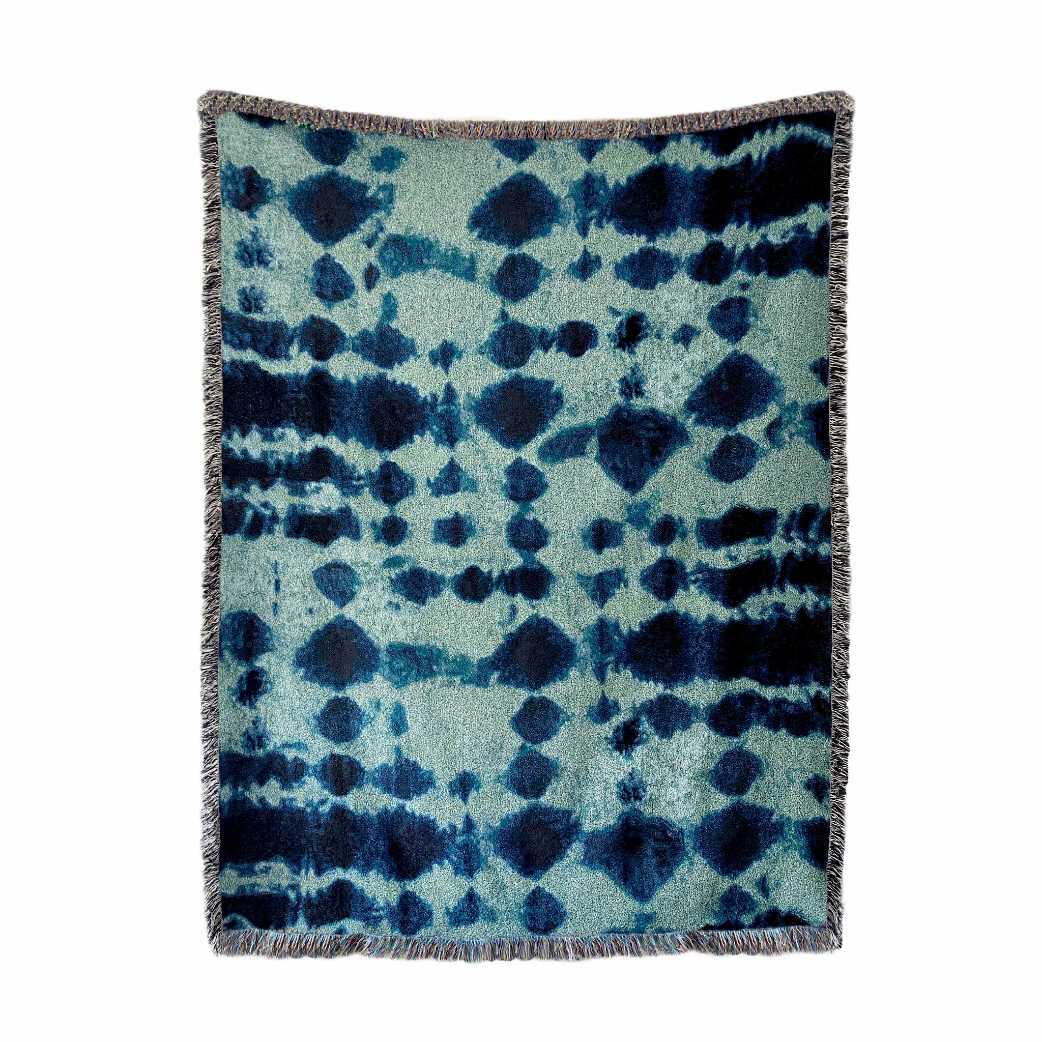 Jetée tissée en jacquard vert jade et bleu indigo avec bords frangés. Tissé avec du coton recyclé sur un métier à tisser jacquard, fabriqué aux États-Unis. Chaque jeté mesure 54 x 72 pouces.

Ce jeté tissé en jacquard s'inspire de nos coussins en