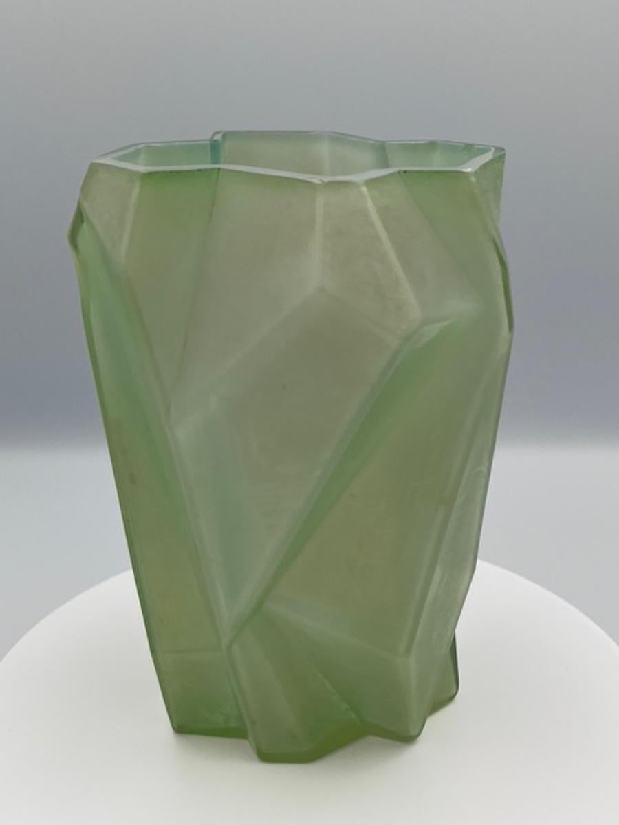 Vaso Art Déco Ruba Rombic verde giada In condizioni buone in vendita a Red Lion, PA