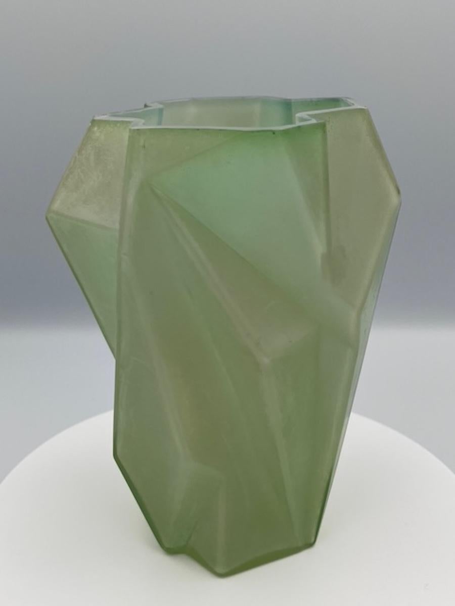 Inizio XX secolo Vaso Art Déco Ruba Rombic verde giada in vendita