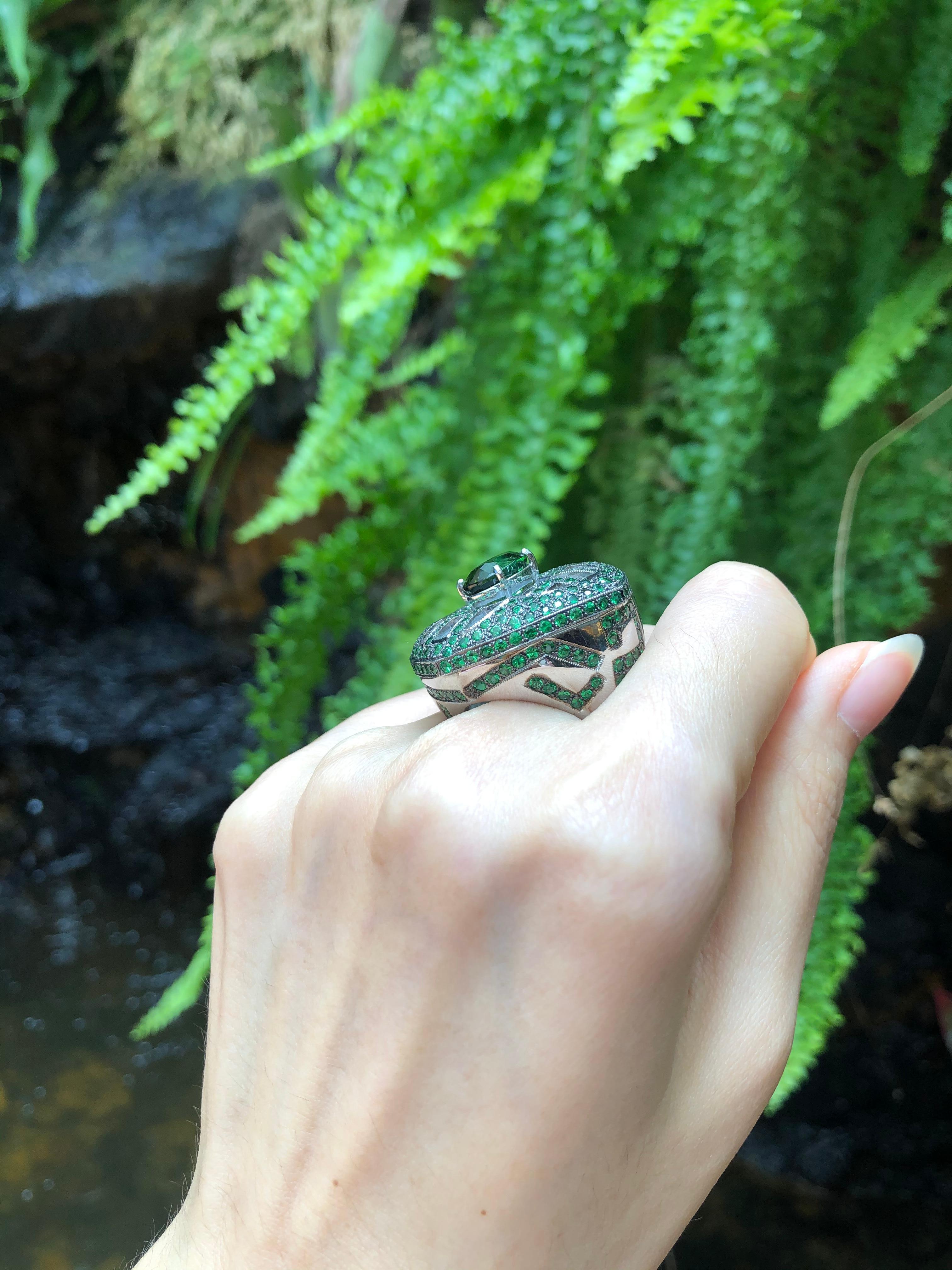 Anello con giada, tormalina verde e tsavorite incastonati in oro bianco 18 carati In condizioni Nuovo in vendita a Bangkok, TH
