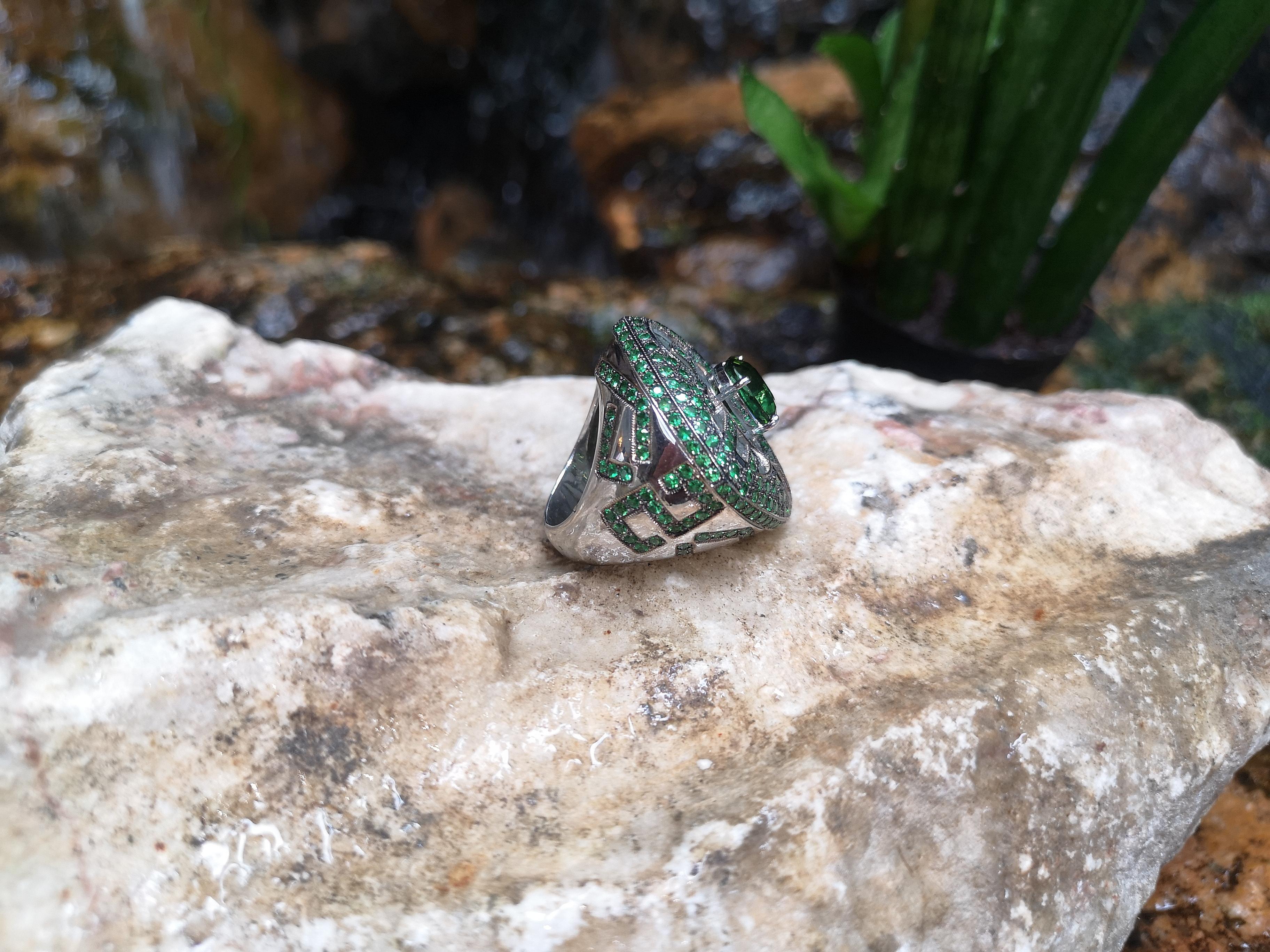 Anello con giada, tormalina verde e tsavorite incastonati in oro bianco 18 carati in vendita 1