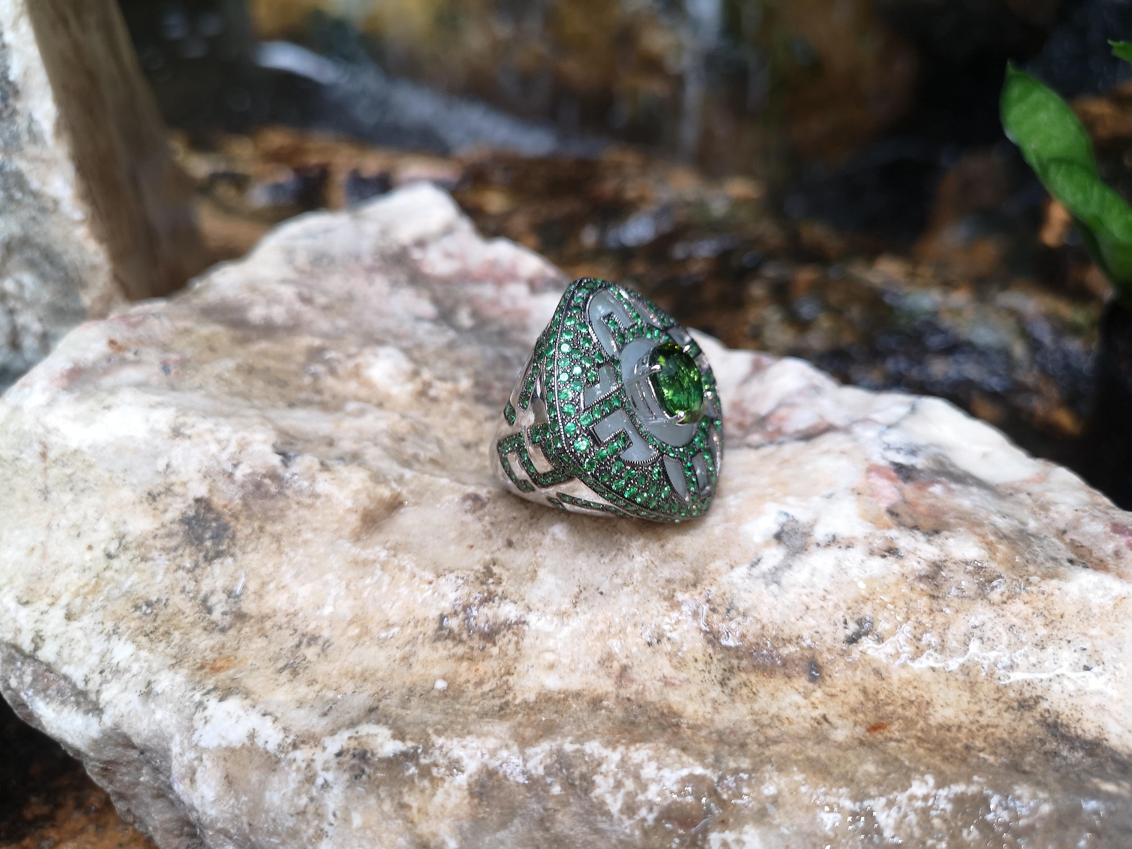 Anello con giada, tormalina verde e tsavorite incastonati in oro bianco 18 carati in vendita 2
