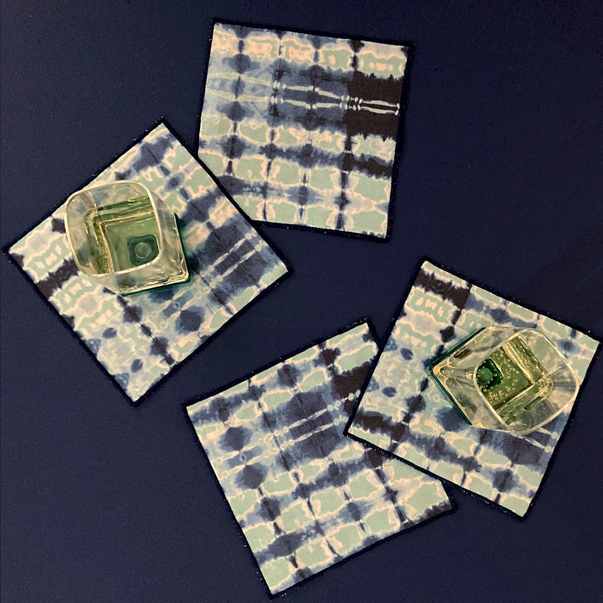 Jade & Indigo Ripple Cocktail-Servietten, Vierer-Set (Moderne) im Angebot