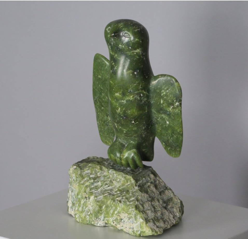 Milieu du XXe siècle Sculpture de hibou en jade Inuit