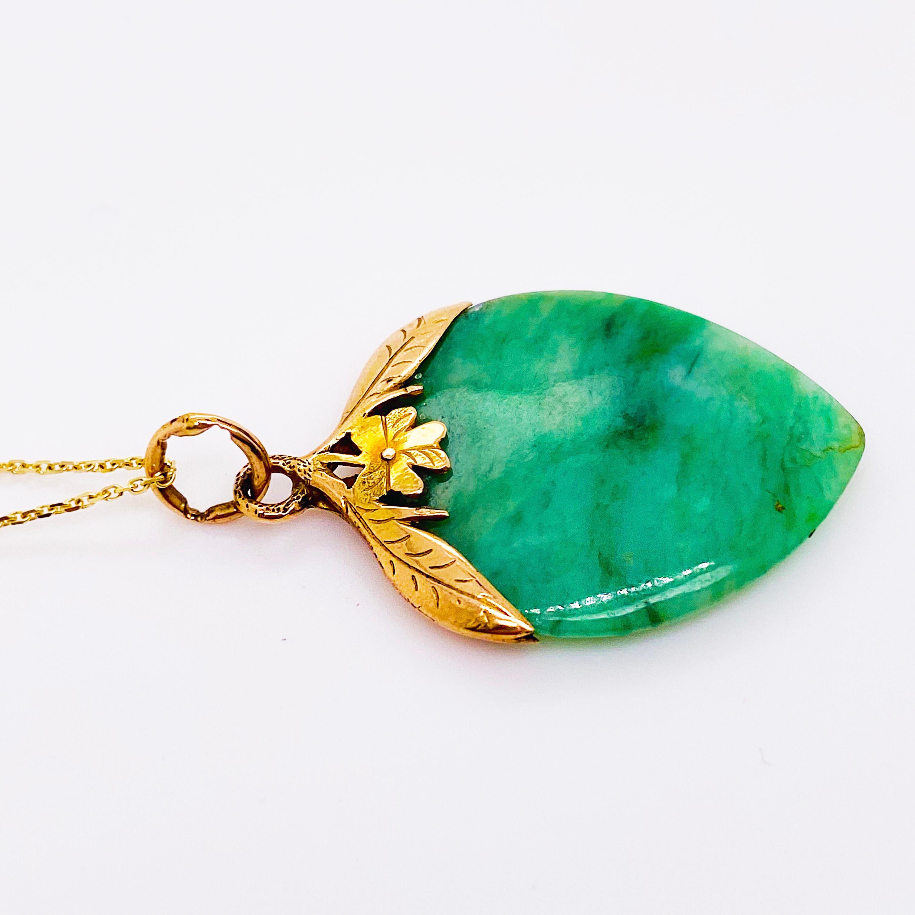 Jade Jadeite Antique Pendant Necklace with Leaf Design on the Top 14 Karat Gold In Excellent Condition In Austin, TX