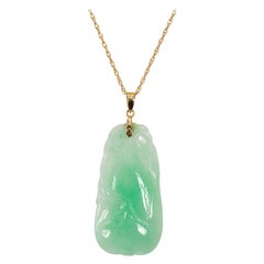 Collier à pendentif en or sculpté en jade