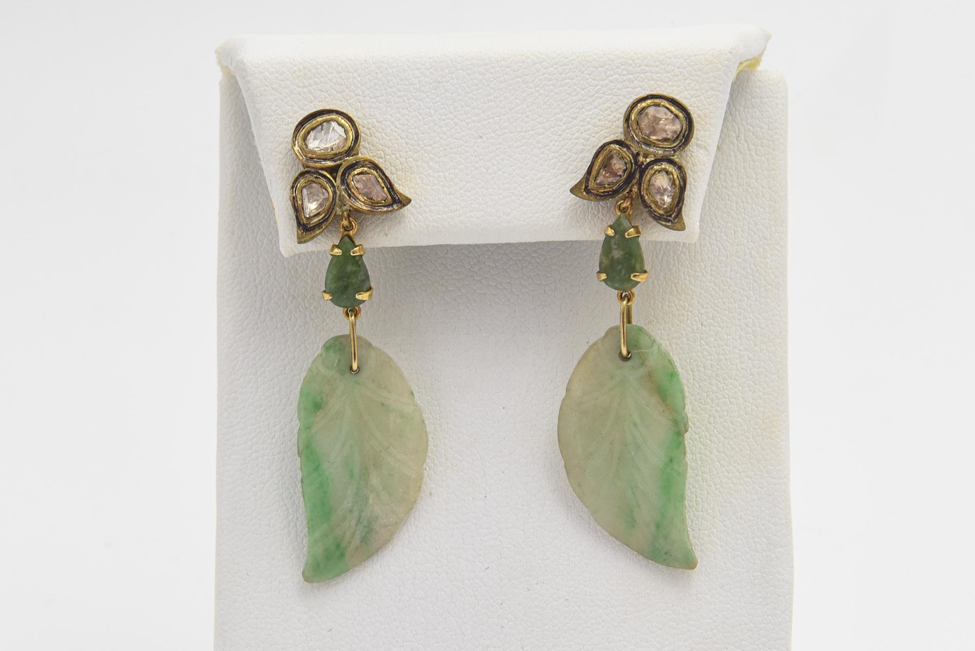 Foglie di giada intagliate che pendono da una foglia di diamante realizzata con diamanti taglio rosa. La montatura è in argento vermeil. Le orecchie con piercing sono un must.