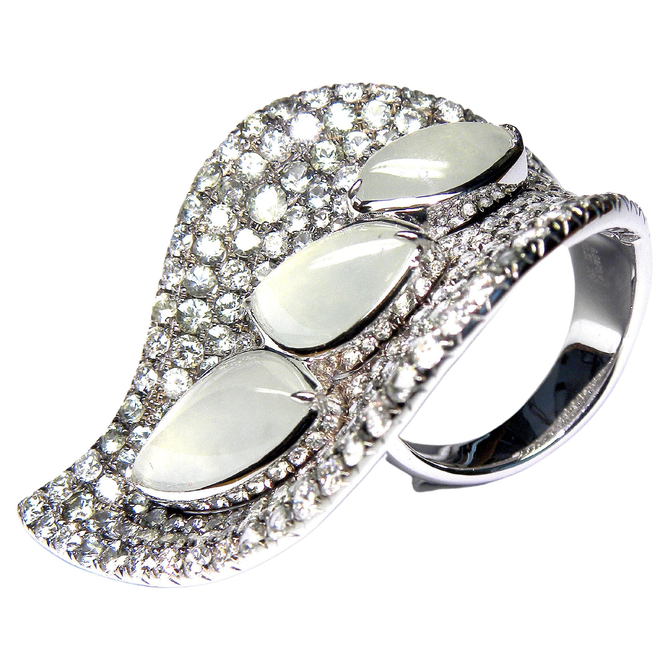 Ring aus 18 Karat Weißgold mit Jadeblättern und grünen Saphiren und Diamanten im Angebot