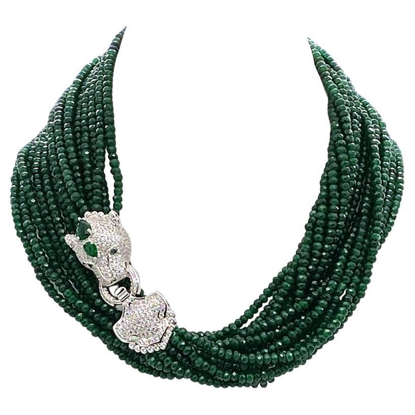 Questa è una collana di giada a più fili con chiusura leopardata. Ha una fibbia pieghevole in argento a forma di testa di leopardo con CZ che contrasta piacevolmente con otto fili di perline di giada verde intenso sfaccettate e annodate in seta da 4