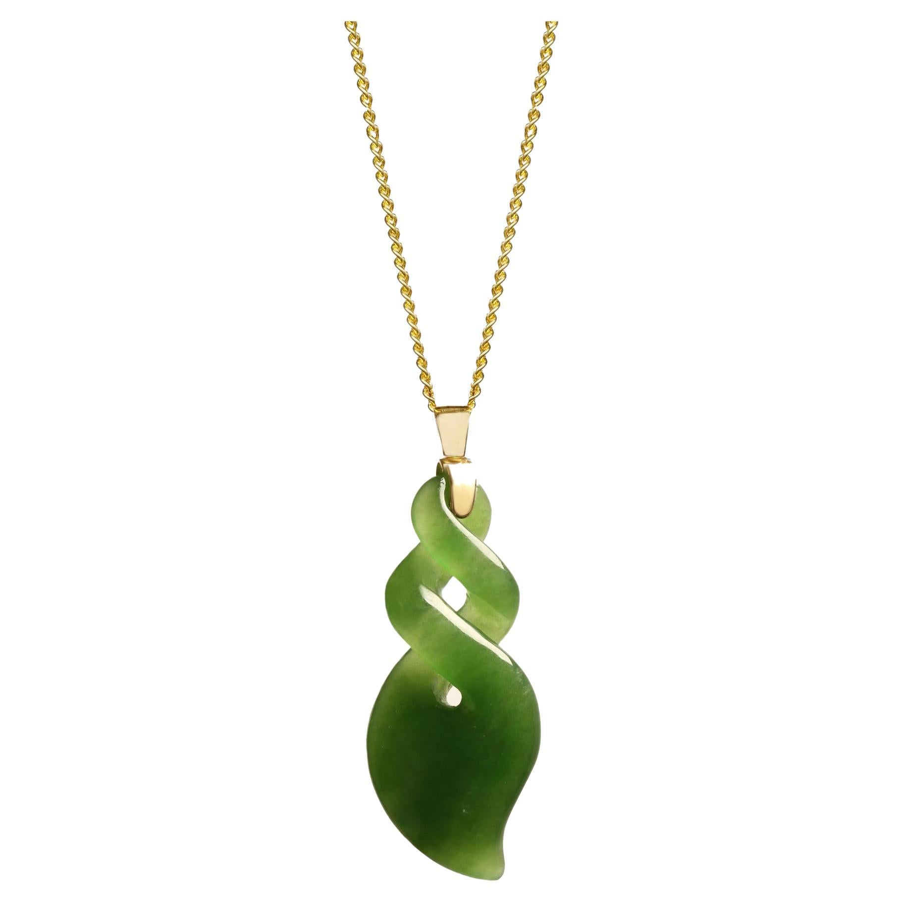 Jade Necklace 18 Carat Yellow Gold from New Zealand For Sale