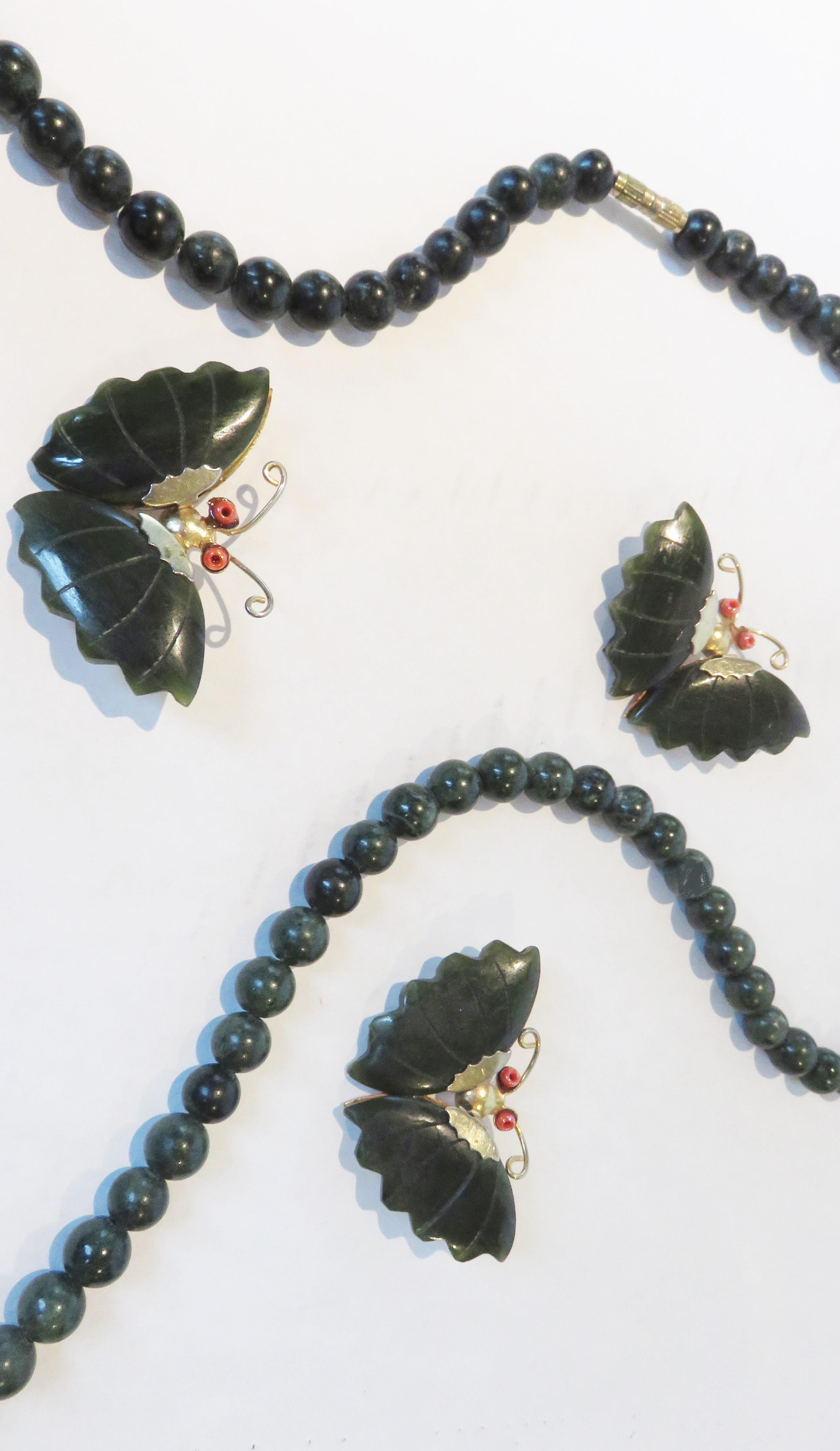 Jade-Halskette und 3 Schmetterlingsnadeln aus Jade (Kugelschliff) im Angebot