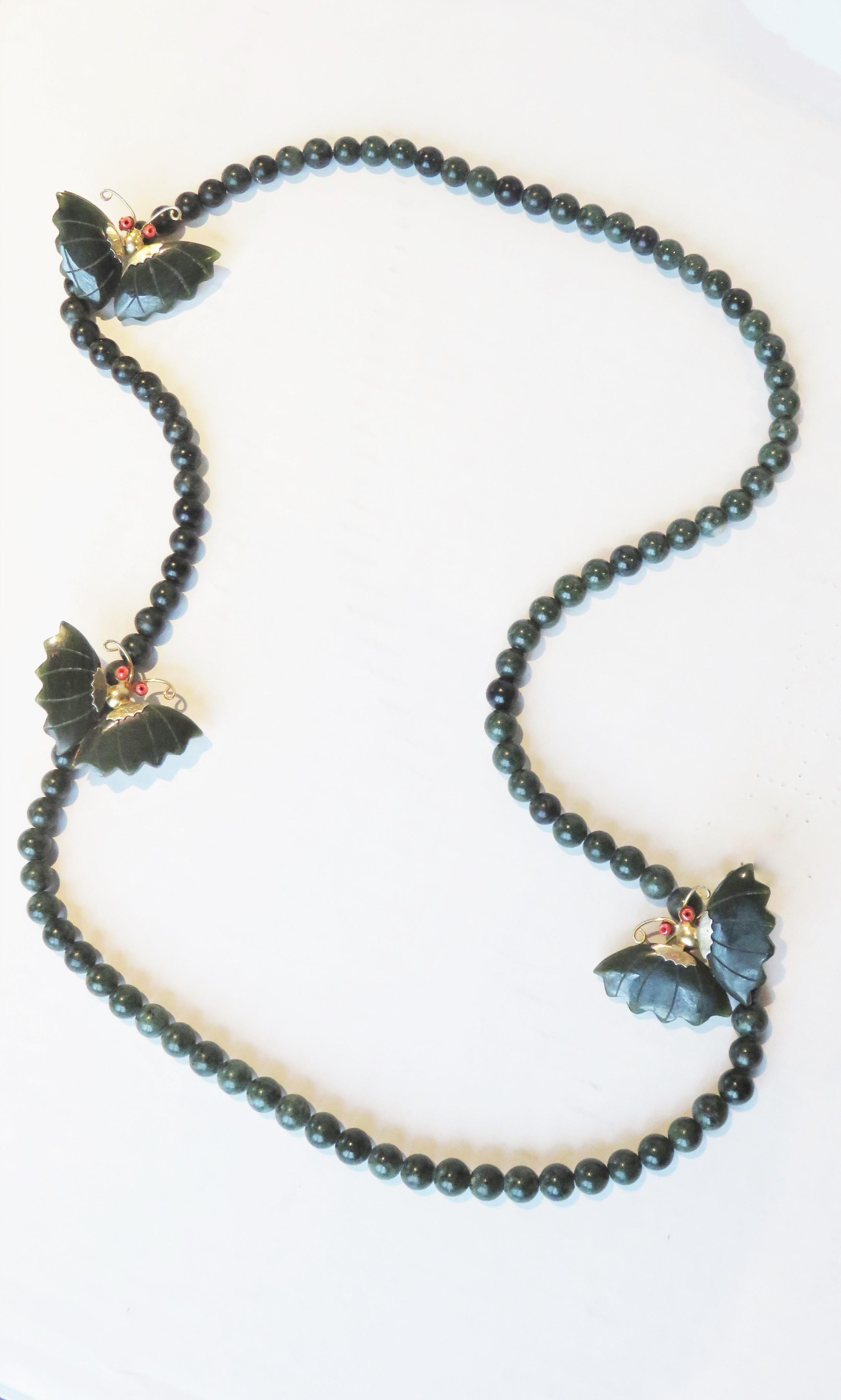 Jade-Halskette und 3 Schmetterlingsnadeln aus Jade im Angebot 2