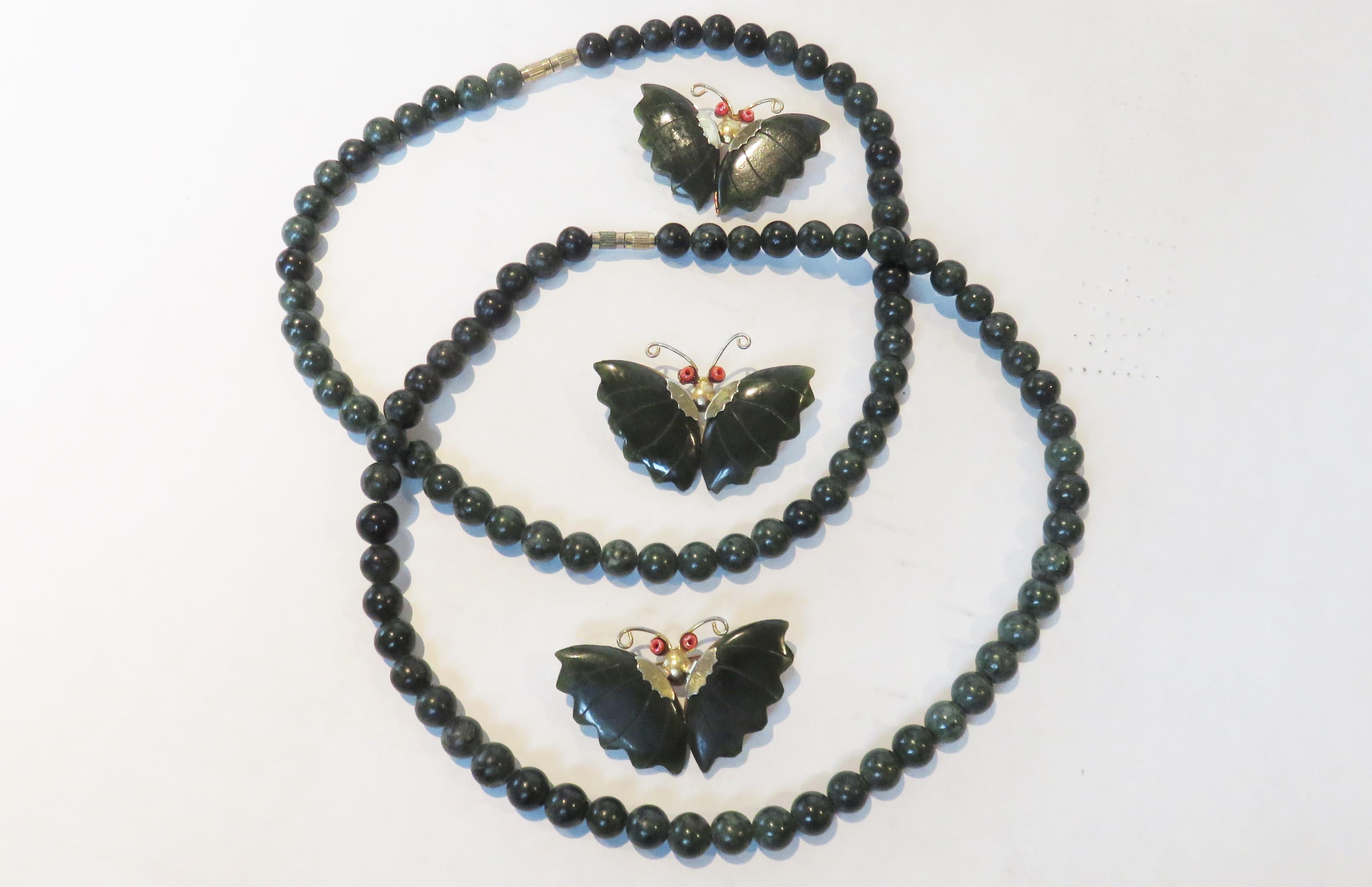 Jade-Halskette und 3 Schmetterlingsnadeln aus Jade im Angebot 3