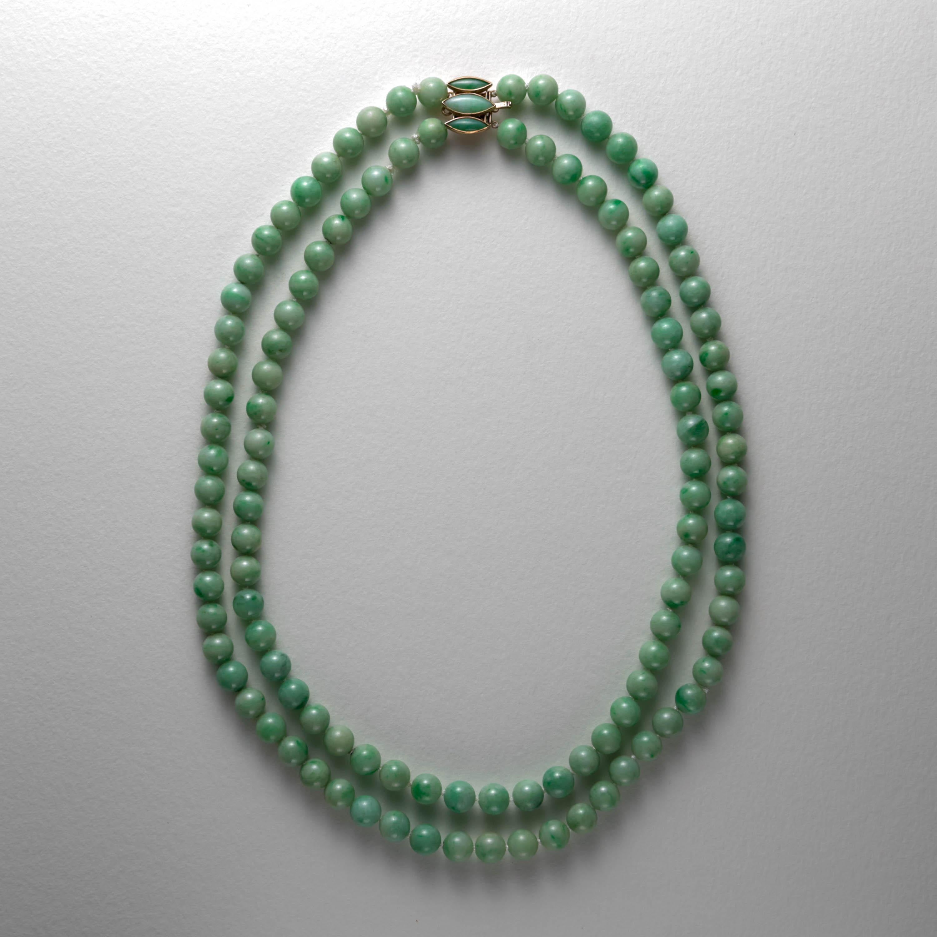 Diese großartige, schöne und seltene doppelreihige Jade-Halskette besteht aus 114 handgeschnitzten und polierten, unbehandelten burmesischen Jadeit-Perlen von etwa 9,5 mm. Es handelt sich um massive, feine Jadeperlen der alten Schule, die keine