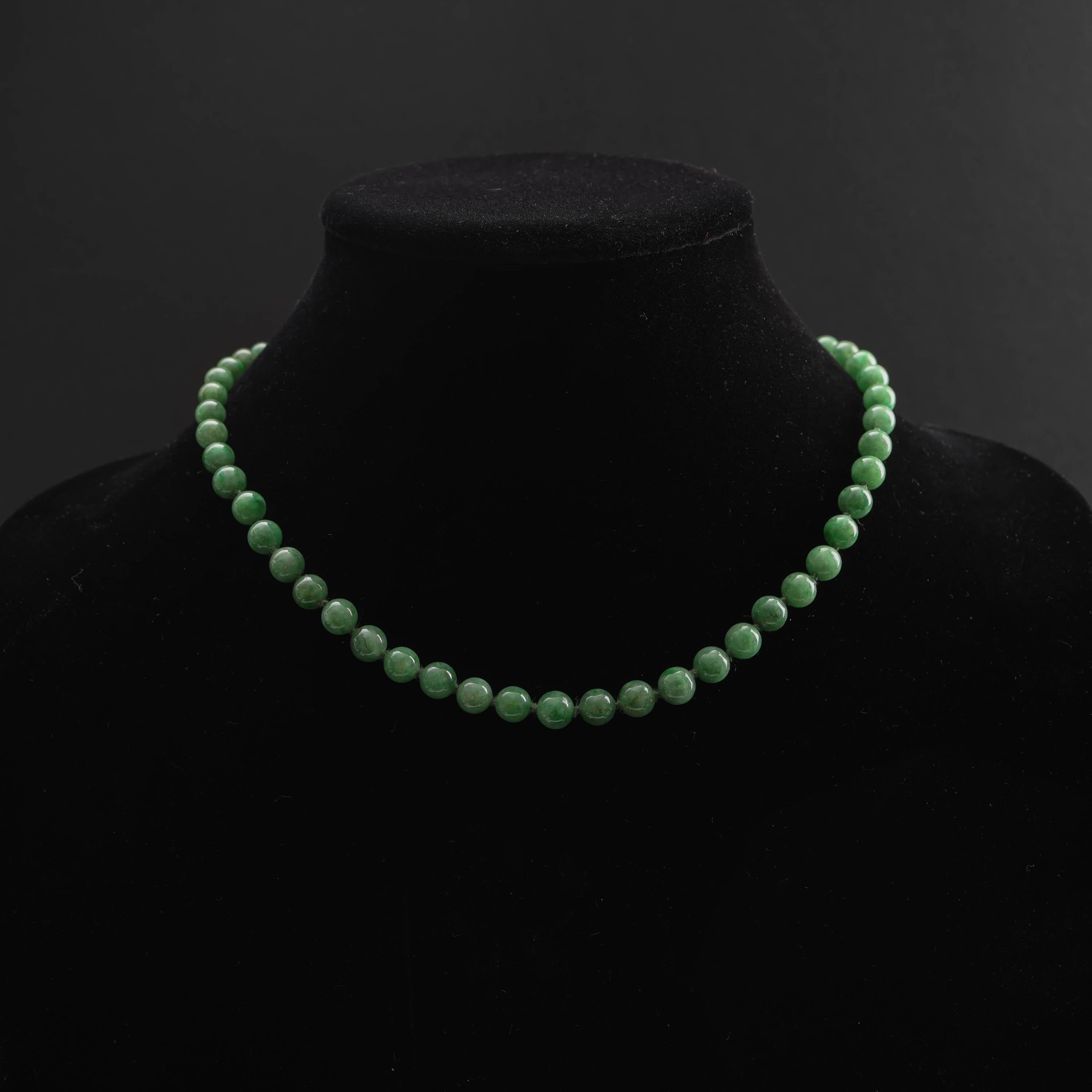 Jade Necklace Emerald Green Certified Untreated Jadeite Vintage, circa 1970s In Excellent Condition In Southbury, CT