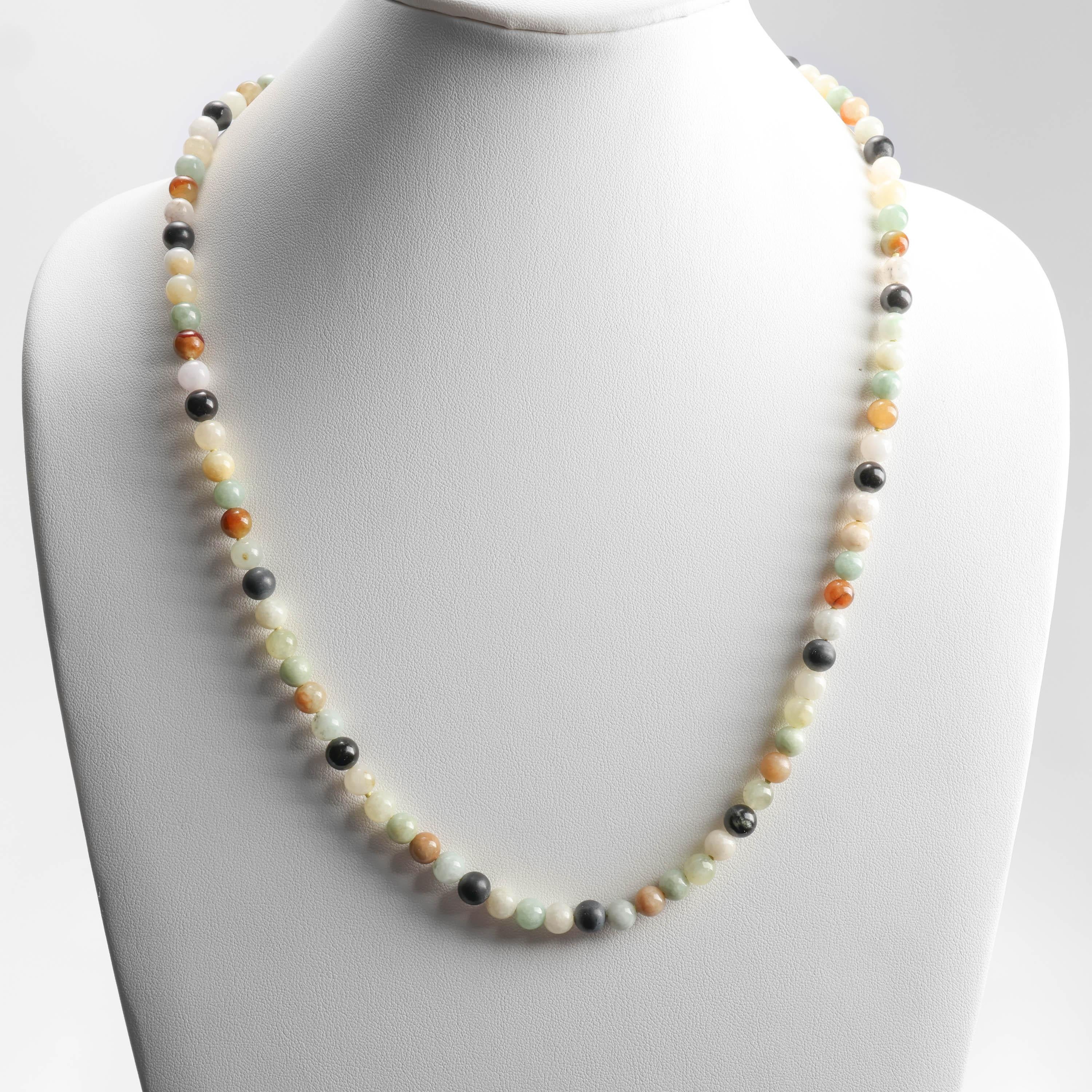 91 perle di giada multicolore, luminose e traslucide, creano questa splendida collana del Medioevo. Le perline qui presenti sono altamente traslucide e variano in varie tonalità di verde, giallo chiaro, miele, arancio, nero e quasi incolore. La loro