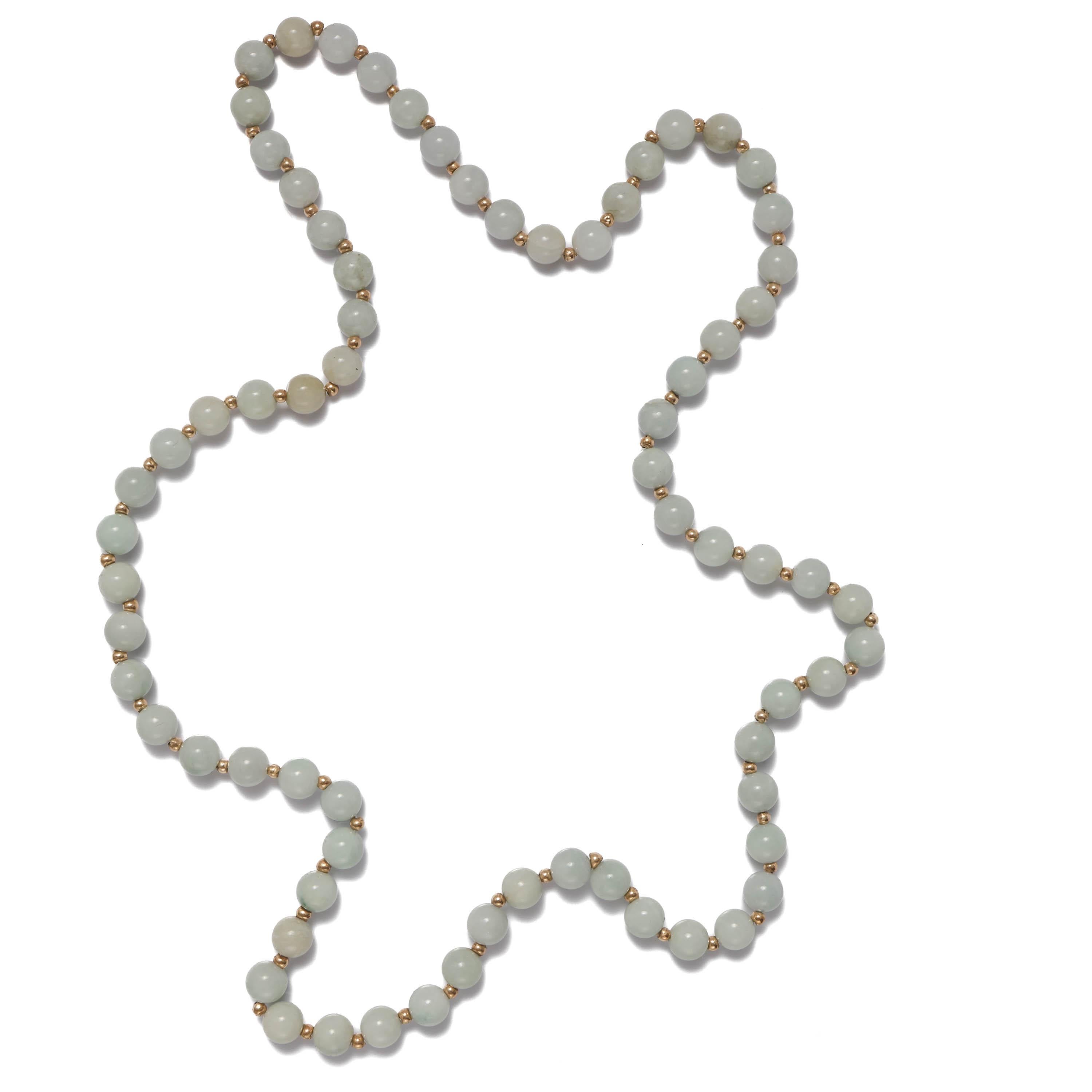 Questa collana di circa 27 pollici è composta da un'alternanza di perle di giada naturale e non trattata da 8,3 mm provenienti dalla Birmania e piccole perle in oro giallo 14K. Nessun fermaglio, solo luminose ed eteree perle di giada intervallate da