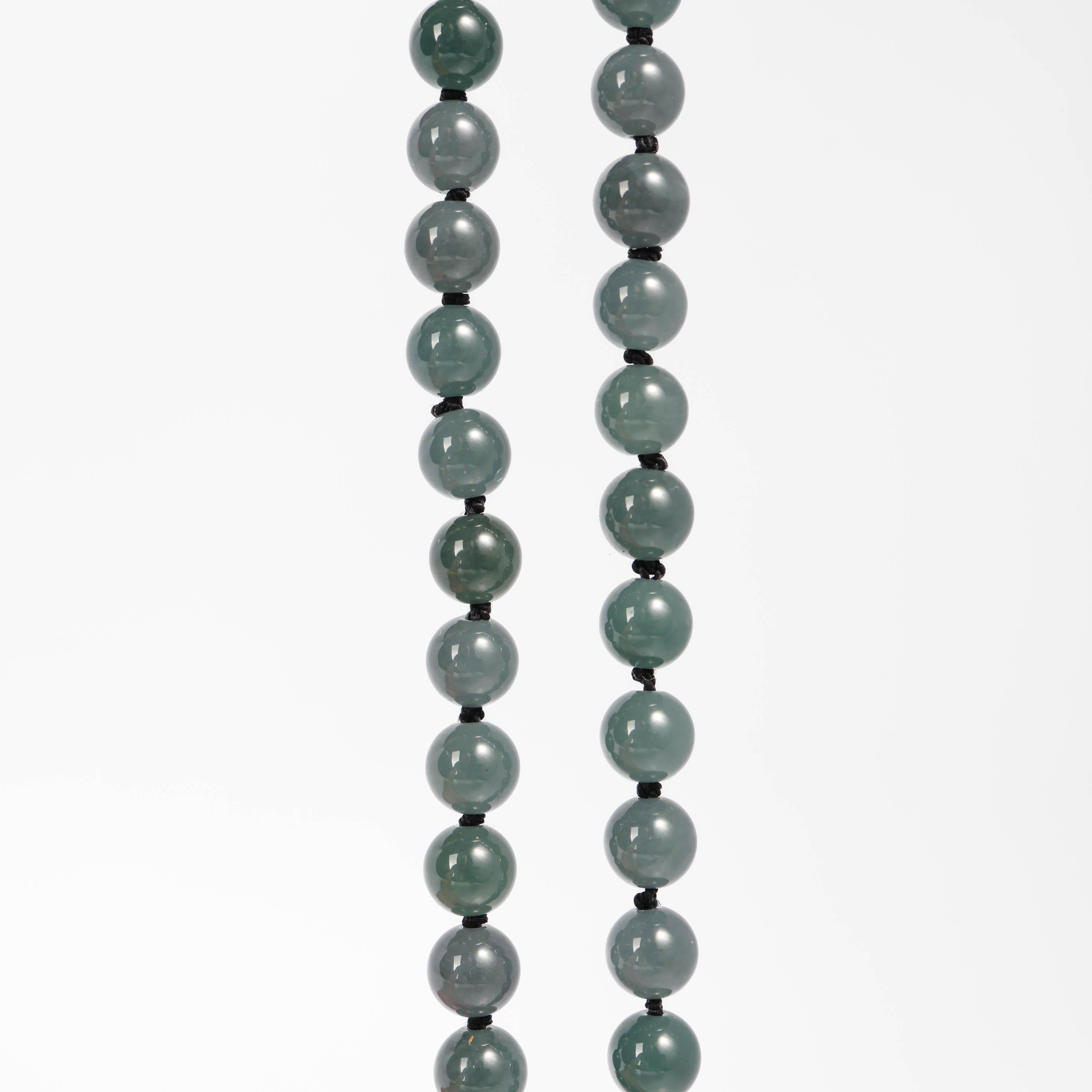 Ce collier en jadéite est neuf et n'a pas été porté. Les perles sont aussi translucides que le verre, et leur couleur est unique - un bleu verdâtre qui semble presque métallique, sauf pour la partie où il ressemble à du verre. Les perles