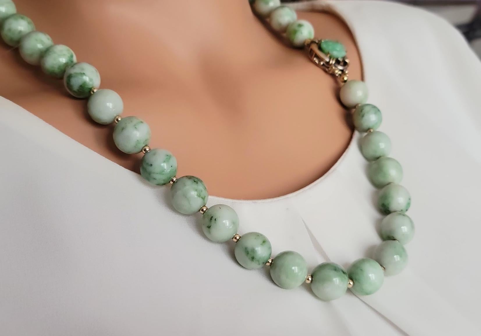 Jade-Halskette aus Jade mit Golddiamanten und Jade-Verschluss 1