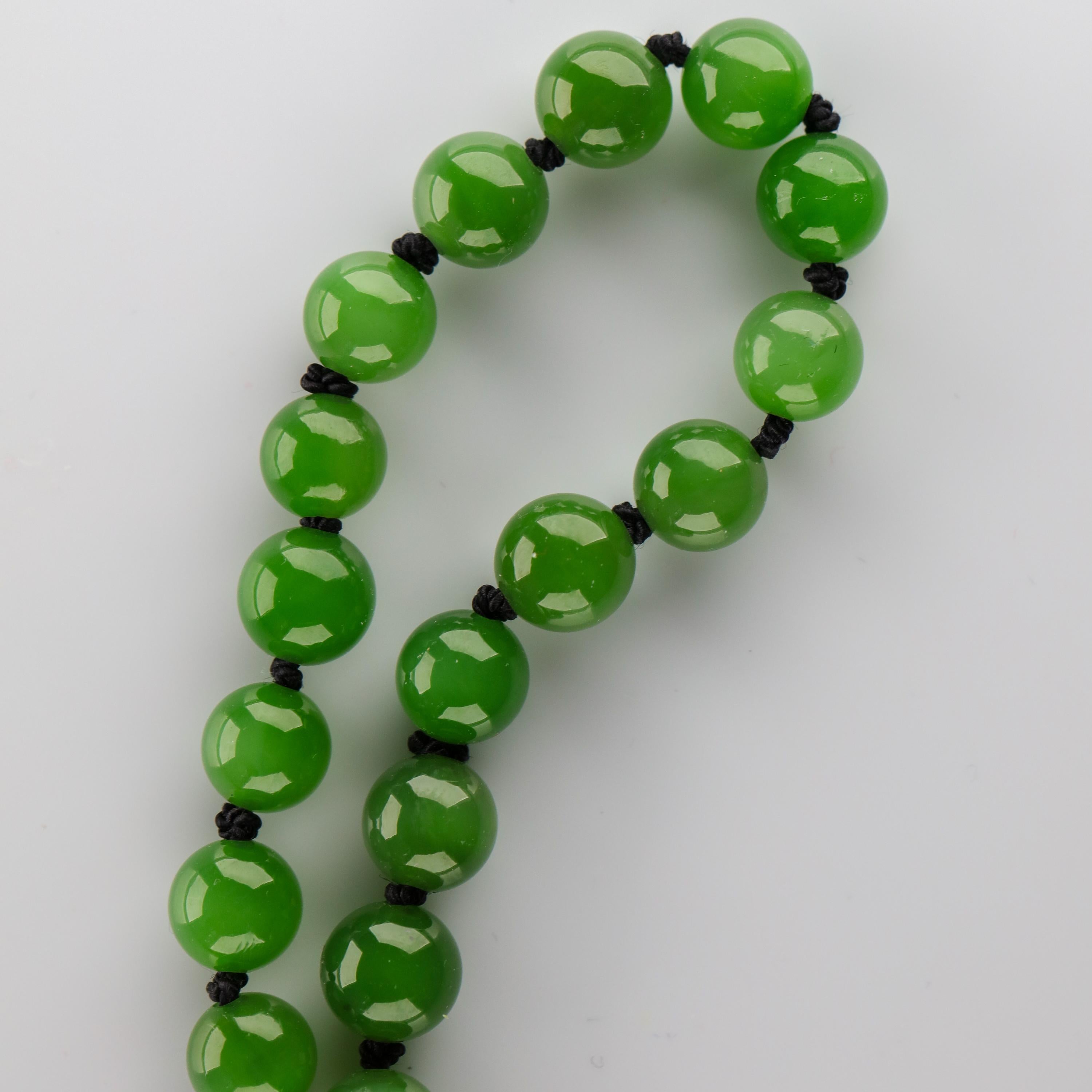 Jade Necklace with Rare Chatoyancy Certified Untreated In New Condition In Southbury, CT