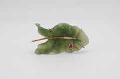 Jade Nephrite Brooch with approx. 0.50 ct Sapphire in 14K Yellow Gold