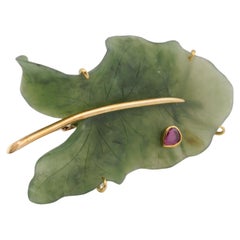 Broche de jade y nefrita con zafiro de aprox. 0,50 ct en oro amarillo de 14 quilates