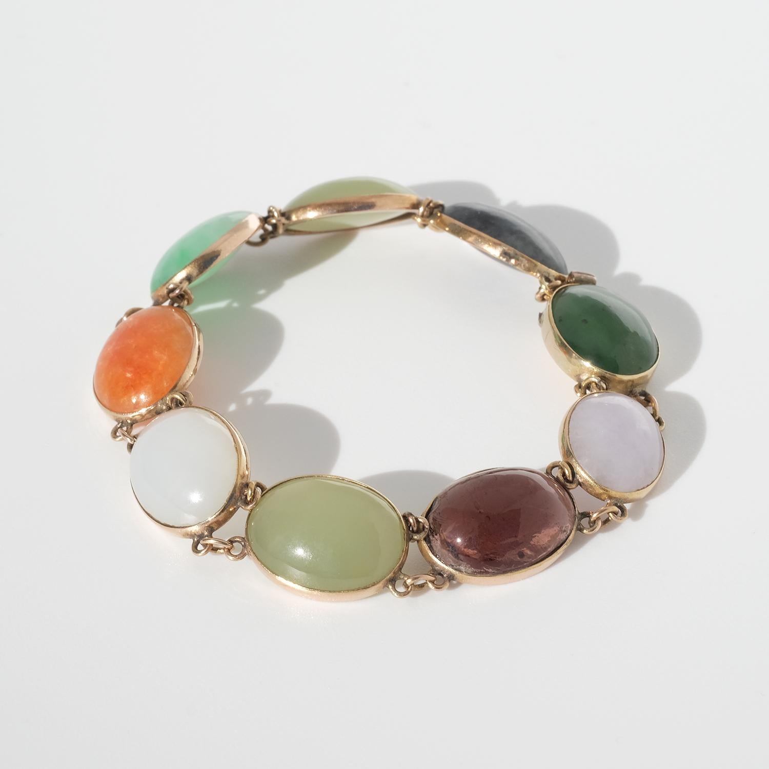 Jade, Nephrit, Quarz in 14 K Gold eingefasst, 20. Jahrhundert (Cabochon) im Angebot