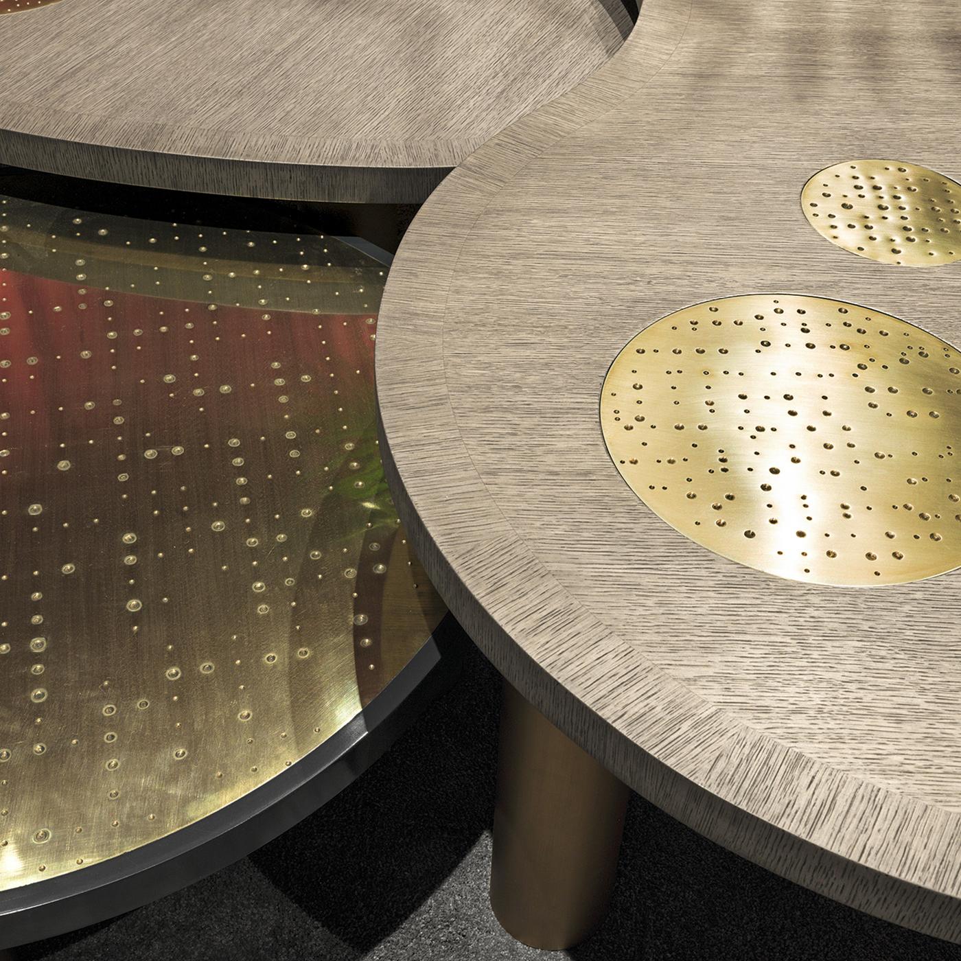 Fun and funky, the Jade Oblong coffee table takes the road less travelled in every style choice. From its curving abstract shape to its gray finish and bronze accents, the table's surface easily becomes the focal point of a contemporary living