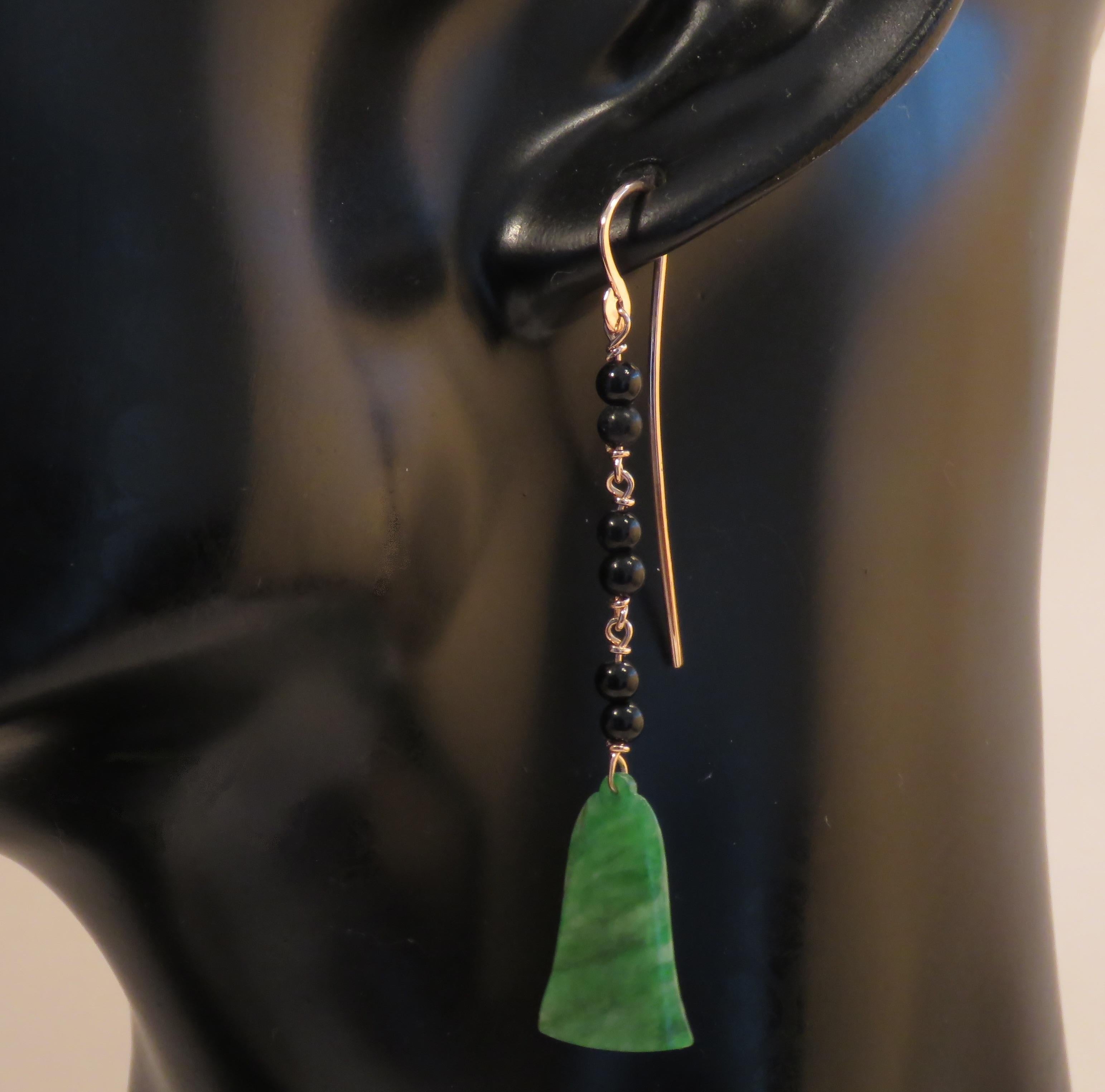 Magnifiques boucles d'oreilles pendantes en jade naturel sans traitement. Chaque boucle d'oreille est fabriquée à la main en or rose 9 carats avec un jade taillé en cloche et 6 perles d'onyx. La longueur totale de chaque boucle d'oreille est de 65