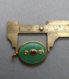 Ciondolo ovale di giada con cabochon ovale sfaccettato di rubino e zaffiro giallo in oro giallo 18 Kt
